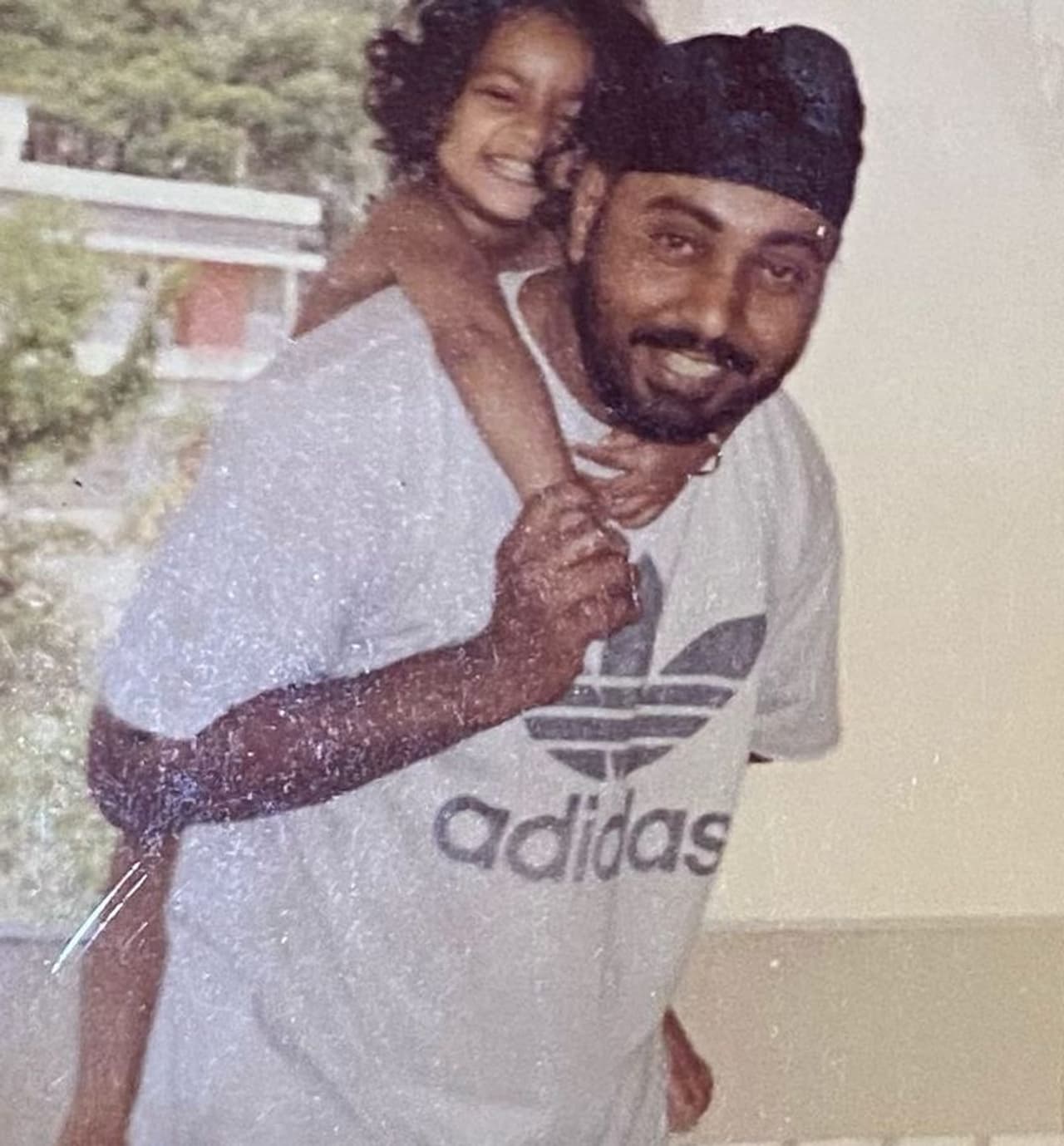 ఇటీవల రకుల్‌ ప్రీత్‌ సింగ్‌ తండ్రి కుల్విందర్‌ సింగ్‌ తన 60వ పుట్టిన రోజుని జరుపుకున్నారు. ఈ సందర్భంగా రకుల్‌ తండ్రితో దిగిన ఫోటోలను ఇన్‌స్టాగ్రామ్‌ ద్వారా పోస్ట్ పెట్టింది.