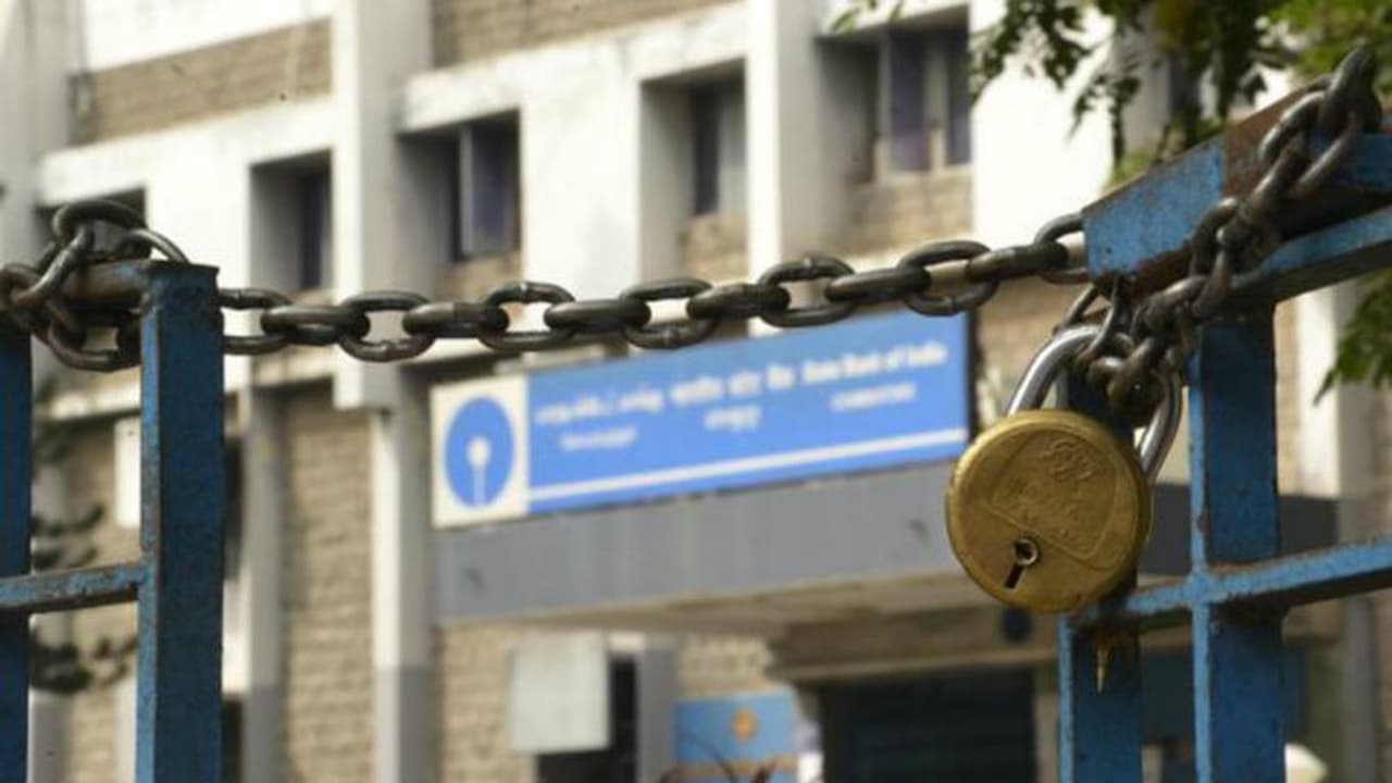 <p>ఇండియన్ బ్యాంక్స్ అసోసియేషన్‌ను ఉటంకిస్తూ సమ్మేకు &nbsp;బ్యాంక్ యూనియన్ల జాయింట్ ఫోరం పిలుపునిచ్చినట్లు చెప్పారు.</p>