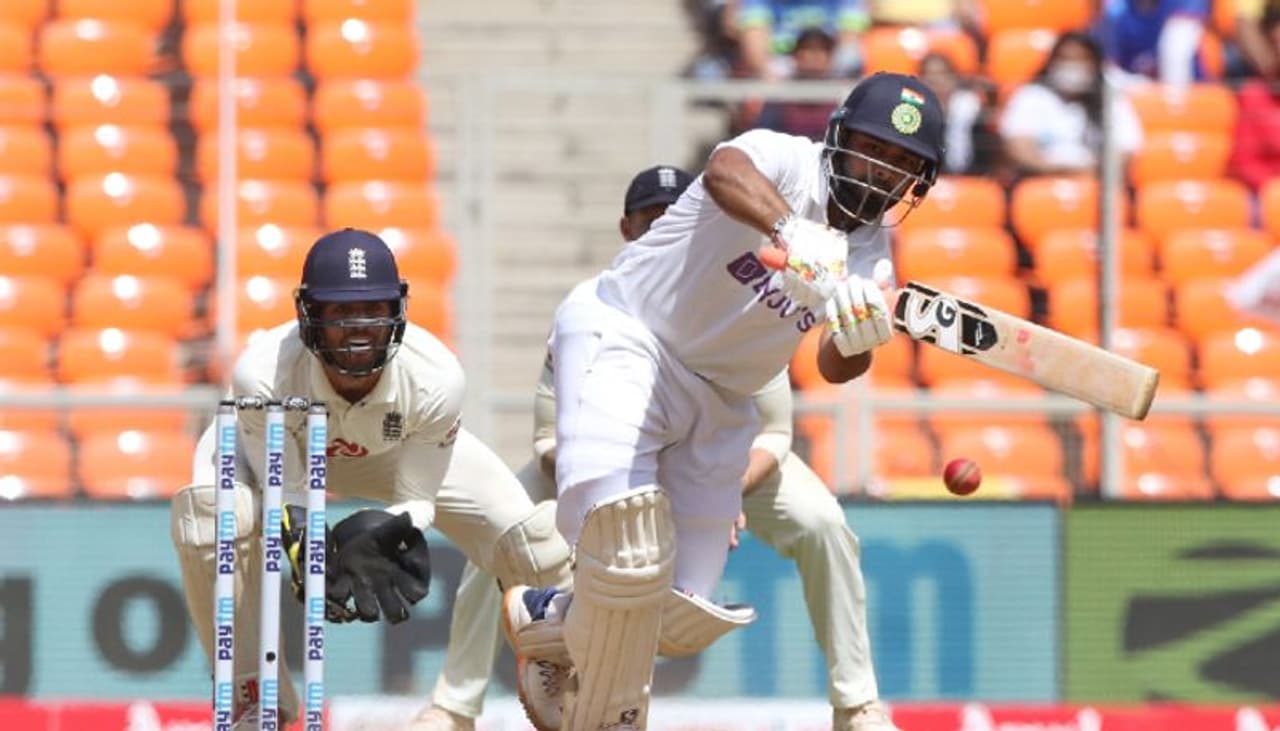 <p>இங்கிலாந்துக்கு எதிரான கடைசி டெஸ்ட்டில் இந்திய நட்சத்திர வீரர்கள் விராட் கோலி, புஜாரா, ரஹானே ஆகிய சீனியர் பேட்ஸ்மேன்களே சொதப்பிய நிலையில், ரிஷப் பண்ட் அபாரமாக ஆடினார். இந்திய அணி 80 ரன்களுக்கு 4 விக்கெட்டுகளை இழந்திருந்த நிலையில், களத்திற்கு வந்தார். ரிஷப் பண்ட் வந்த சிறிது நேரத்திலேயே ரோஹித்தும்(49), அஷ்வினும் ஆட்டமிழக்க, 146 ரன்களுக்கு 6 விக்கெட்டுகளை இழந்துவிட்டது இந்திய அணி.<br /> </p> <p>இங்கிலாந்துக்கு எதிரான கடைசி டெஸ்ட்டில் இந்திய நட்சத்திர வீரர்கள் விராட் கோலி, புஜாரா, ரஹானே ஆகிய சீனியர் பேட்ஸ்மேன்களே சொதப்பிய நிலையில், ரிஷப் பண்ட் அபாரமாக ஆடினார். இந்திய அணி 80 ரன்களுக்கு 4 விக்கெட்டுகளை இழந்திருந்த நிலையில், களத்திற்கு வந்தார். ரிஷப் பண்ட் வந்த சிறிது நேரத்திலேயே ரோஹித்தும்(49), அஷ்வினும் ஆட்டமிழக்க, 146 ரன்களுக்கு 6 விக்கெட்டுகளை இழந்துவிட்டது இந்திய அணி.<br /> </p>