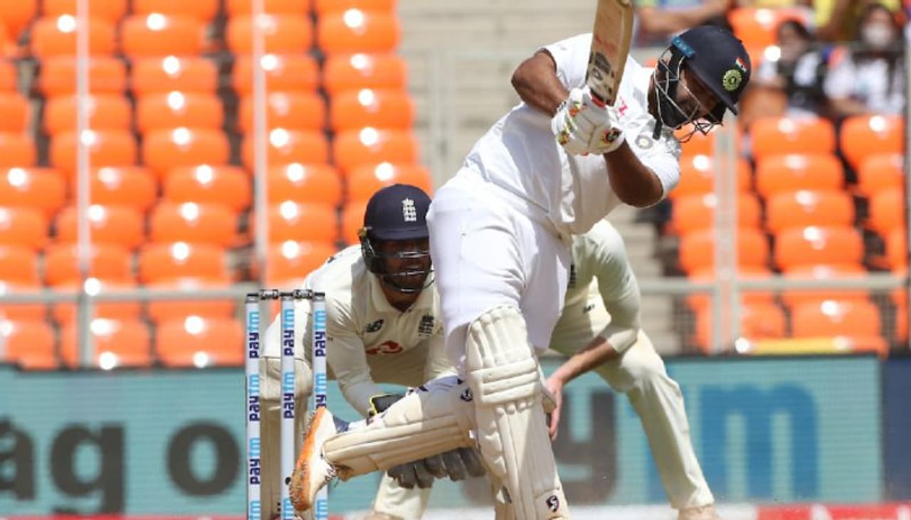 <p>இங்கிலாந்துக்கு எதிரான கடைசி டெஸ்ட்டில் இந்திய நட்சத்திர வீரர்கள் விராட் கோலி, புஜாரா, ரஹானே ஆகிய சீனியர் பேட்ஸ்மேன்களே சொதப்பிய நிலையில், ரிஷப் பண்ட் அபாரமாக ஆடினார். இந்திய அணி 80 ரன்களுக்கு 4 விக்கெட்டுகளை இழந்திருந்த நிலையில், களத்திற்கு வந்தார். ரிஷப் பண்ட் வந்த சிறிது நேரத்திலேயே ரோஹித்தும்(49), அஷ்வினும் ஆட்டமிழக்க, 146 ரன்களுக்கு 6 விக்கெட்டுகளை இழந்துவிட்டது இந்திய அணி.<br /> </p> <p>இங்கிலாந்துக்கு எதிரான கடைசி டெஸ்ட்டில் இந்திய நட்சத்திர வீரர்கள் விராட் கோலி, புஜாரா, ரஹானே ஆகிய சீனியர் பேட்ஸ்மேன்களே சொதப்பிய நிலையில், ரிஷப் பண்ட் அபாரமாக ஆடினார். இந்திய அணி 80 ரன்களுக்கு 4 விக்கெட்டுகளை இழந்திருந்த நிலையில், களத்திற்கு வந்தார். ரிஷப் பண்ட் வந்த சிறிது நேரத்திலேயே ரோஹித்தும்(49), அஷ்வினும் ஆட்டமிழக்க, 146 ரன்களுக்கு 6 விக்கெட்டுகளை இழந்துவிட்டது இந்திய அணி.<br /> </p>