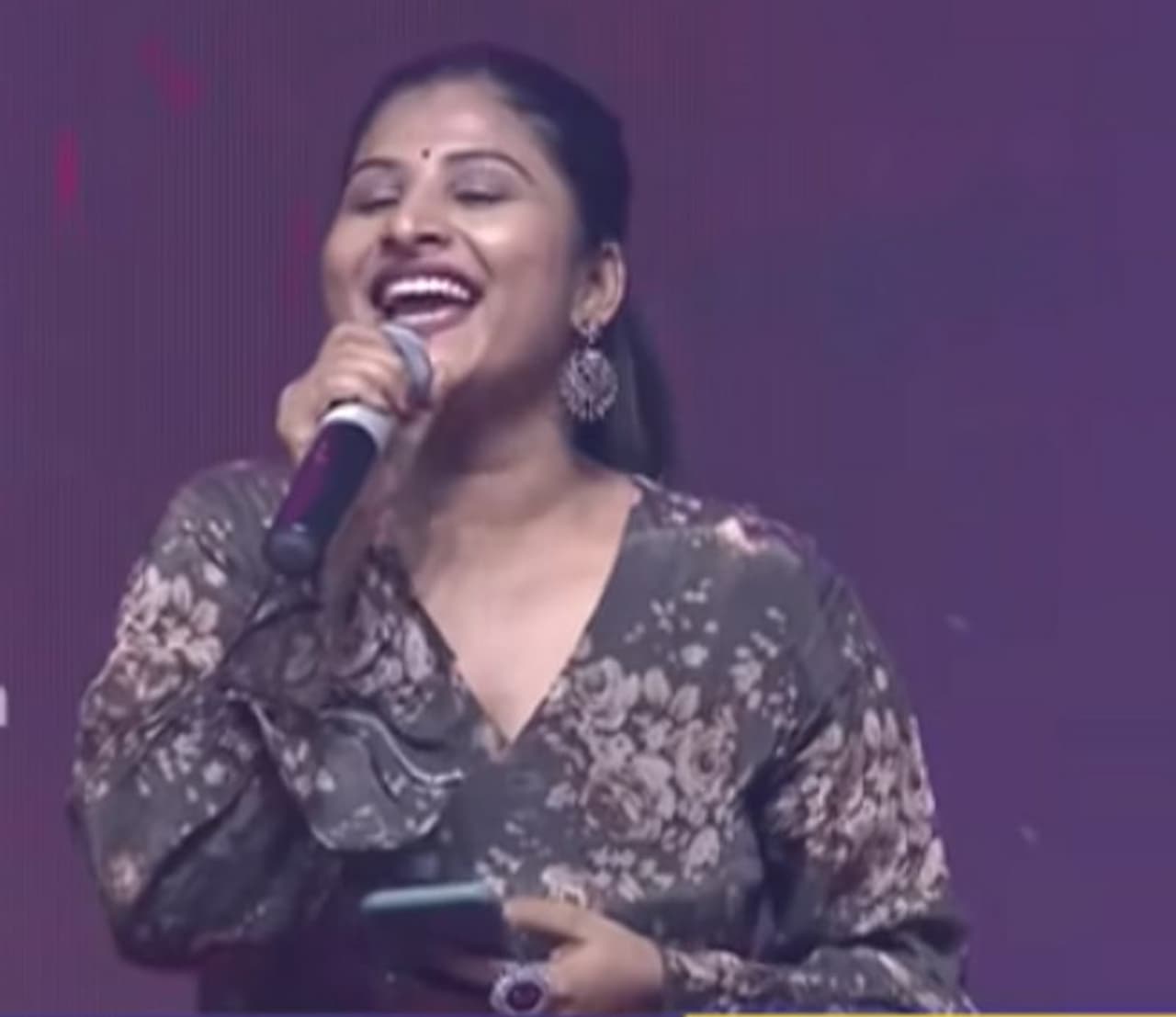 <p>ಮಂಗ್ಲಿ ಎನ್ನುವ ಹೆಸರು ಹಲವು ದಿನಗಳಿಂದ ವೈರಲ್ ಆಗುತ್ತಿದೆ.</p>