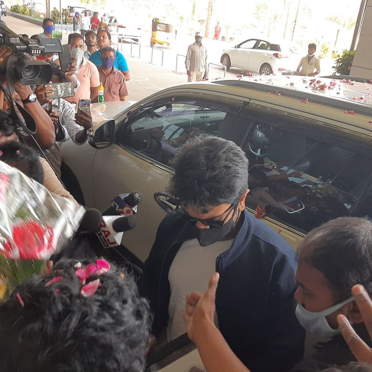 రామ్చరణ్ ప్రస్తుతం చిరంజీవి హీరోగా రూపొందుతున్న `ఆచార్య` చిత్రంలో నటిస్తున్నారు. ఇది రాజమండ్రి సమీపంలోని మారెడుమిల్లిలో చిత్రీకరణ జరుపుకుంటోంది. రామ్చరణ్ ప్రస్తుతం చిరంజీవి హీరోగా రూపొందుతున్న `ఆచార్య` చిత్రంలో నటిస్తున్నారు. ఇది రాజమండ్రి సమీపంలోని మారెడుమిల్లిలో చిత్రీకరణ జరుపుకుంటోంది.