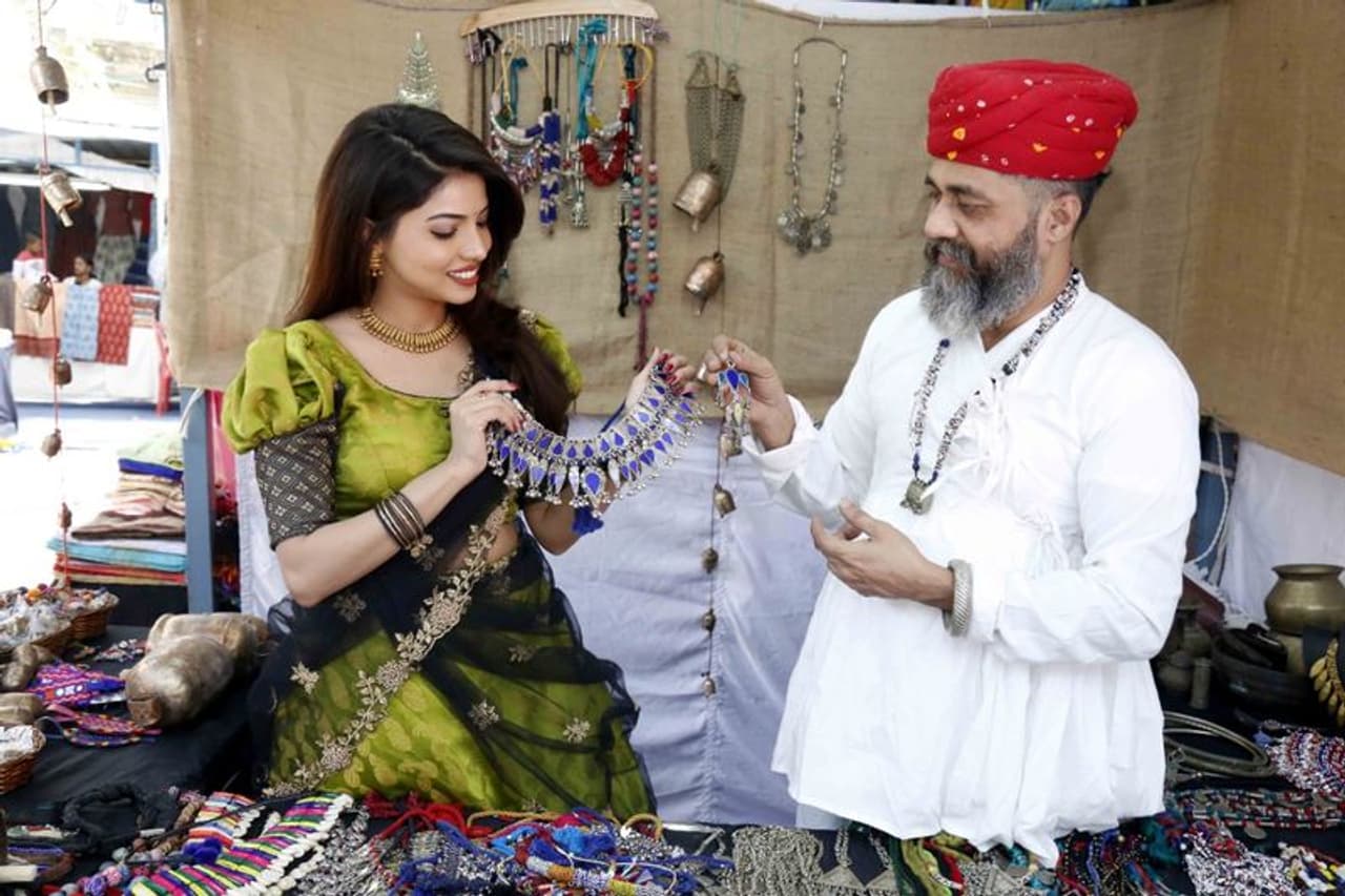 <p>ಕರ್ನಾಟಕ ಚಿತ್ರಕಲಾ ಪರಿಷತ್ತಿನ ಆವರಣದಲ್ಲಿ ಆಯೋಜಿಸಲಾಗಿರುವ ಚಿತ್ತಾರ ಕರಕುಶಲ ವಸ್ತು ಪ್ರದರ್ಶನ ಹಾಗೂ ಮಾರಾಟ ಮೇಳ ಮಾರ್ಚ್‌ 14 ರ ವರೆಗೆ ನಡೆಯಲಿದೆ</p>