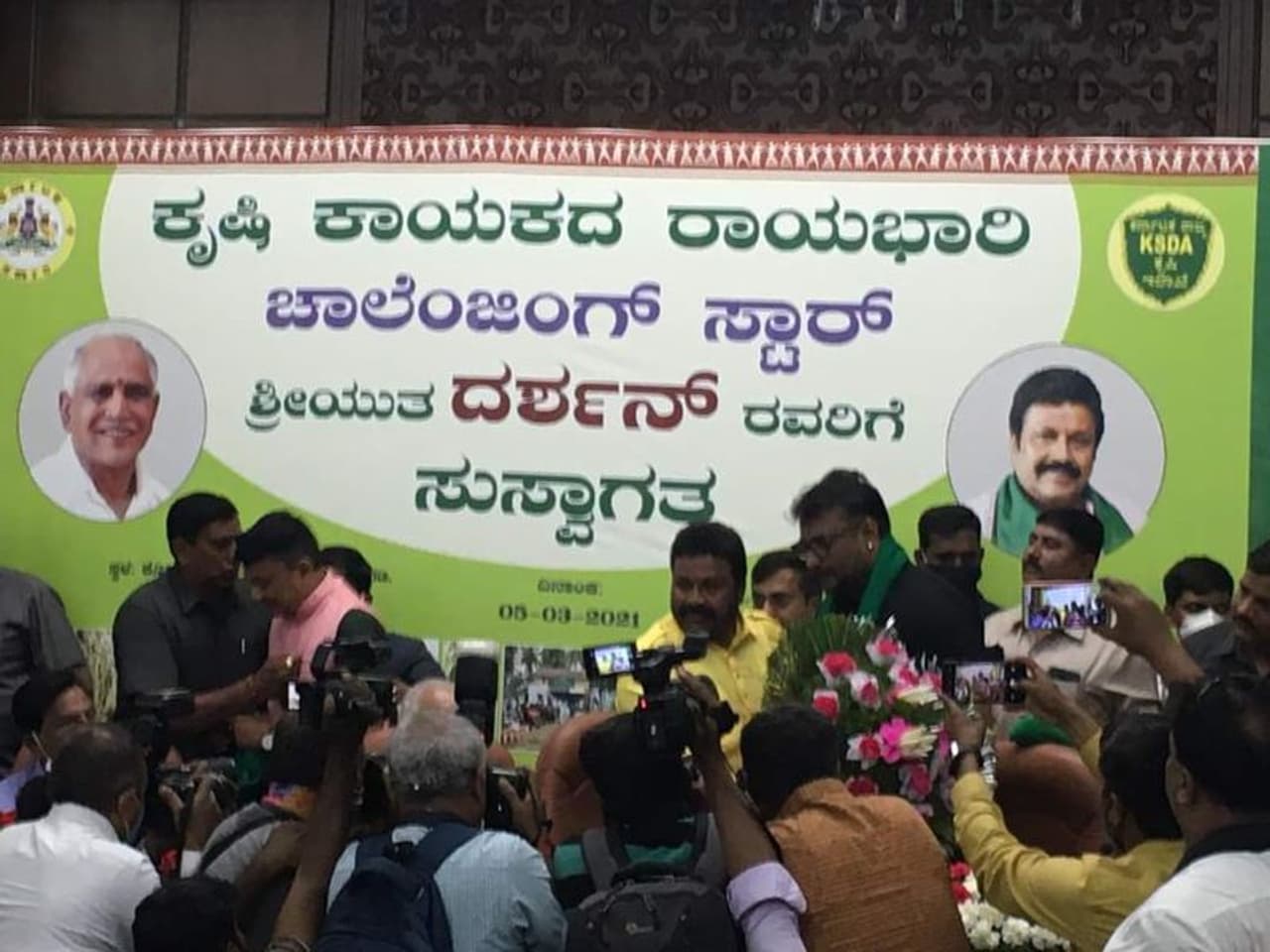 <p>ದರ್ಶನ್ ಒಬ್ಬ ಹೃದಯ ಶ್ರೀಮಂತಿಕೆಯ ವ್ಯಕ್ತಿ. ಬಡವರು ಹಾಗೂ ರೈತರ ಬಗ್ಗೆ ದರ್ಶನ್ ಗೆ ತುಂಬಾ ಕಳಕಳಿ ಇದೆ. ಒಂದೂವರೆ ತಿಂಗಳ ಹಿಂದೆ ಅವರ ಫಾರ್ಮ್ ಗೆ ಹೋಗಿದ್ದೆ. ಅದು ಒಂಥರಾ ಮಿನಿ ಝೂ ತರ ಇದೆ&nbsp;&nbsp;ಎಂದು ತಿಳಿಸಿದರು.</p>