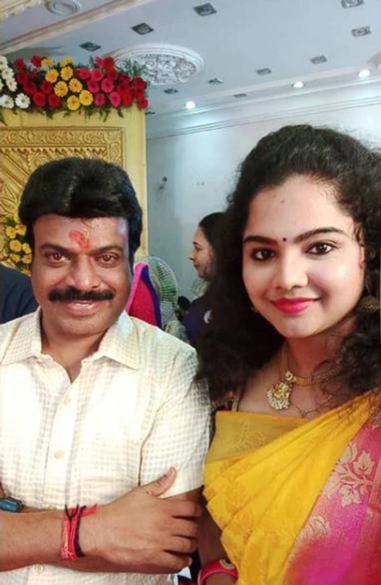 <p>முன்பெல்லாம் வெள்ளி திரை வாய்ப்பு கிடைக்காத நடிகைகள் திருமணத்திற்குப் பின், சின்னத்திரையை தேர்வு செய்து நடித்து வந்தனர். ஆனால் கடந்த சில வருடங்களாக, சின்னத்திரையில் நடிகையாக அறிமுகமாகும், நடிகைகள் வெள்ளித்திரைக்கு ஈசியாக நுழைந்து, பட வாய்ப்புகளை அள்ளித் வருகிறார்கள். எனவே தற்போது சின்னத்திரை வெள்ளித்திரை என எந்தவித பாகுபாடும் இன்றி ரசிகர்களும் ரசிக்க துவங்கிவிட்டனர்.</p> <p>முன்பெல்லாம் வெள்ளி திரை வாய்ப்பு கிடைக்காத நடிகைகள் திருமணத்திற்குப் பின், சின்னத்திரையை தேர்வு செய்து நடித்து வந்தனர். ஆனால் கடந்த சில வருடங்களாக, சின்னத்திரையில் நடிகையாக அறிமுகமாகும், நடிகைகள் வெள்ளித்திரைக்கு ஈசியாக நுழைந்து, பட வாய்ப்புகளை அள்ளித் வருகிறார்கள். எனவே தற்போது சின்னத்திரை வெள்ளித்திரை என எந்தவித பாகுபாடும் இன்றி ரசிகர்களும் ரசிக்க துவங்கிவிட்டனர்.</p>