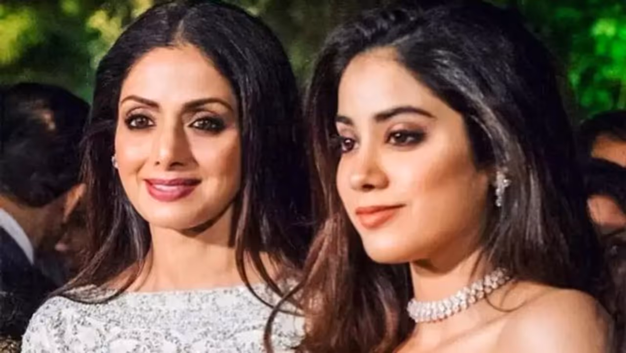 <p>అతిలోక సుందరి శ్రీదేవి తనయ గా.. సినీ ఇండస్ట్రీకి పరిచయమైంది జాన్వీ కపూర్. తల్లికి ఏమాత్రం తీసిపోని అందంతో ఆకట్టుకుంటూ వరస సినిమాలతో దూసుకుపోతోంది. </p> <p>అతిలోక సుందరి శ్రీదేవి తనయ గా.. సినీ ఇండస్ట్రీకి పరిచయమైంది జాన్వీ కపూర్. తల్లికి ఏమాత్రం తీసిపోని అందంతో ఆకట్టుకుంటూ వరస సినిమాలతో దూసుకుపోతోంది. </p>