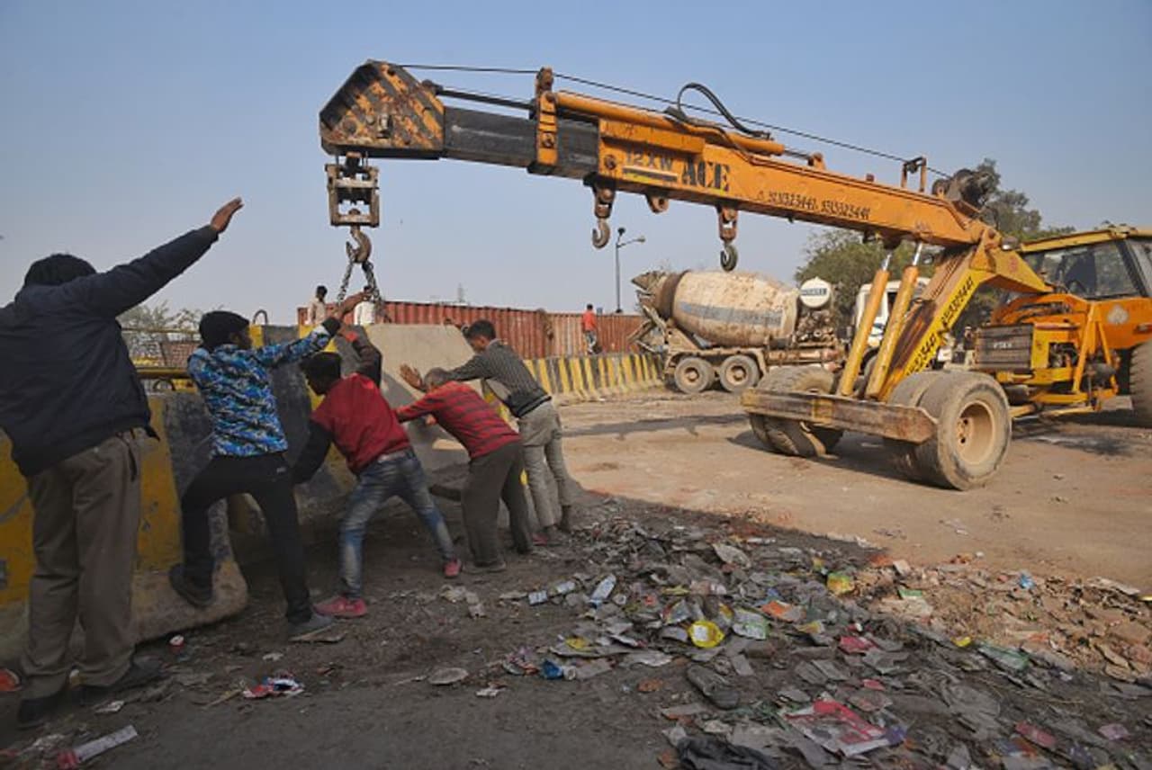 <p>സമരത്തിന്റെ നൂറാം ദിവസമായ ഇന്ന് ഹൈവേകള് ഉപരോധിക്കാനാണ് സംയുക്ത കര്ഷക സമിതിയുടെ തീരുമാനം. എന്നാല് കഴിഞ്ഞതവണത്തെ പോലെ വലിയ ഉപരോധമല്ല ഇത്തവണ നടക്കുക. ഹൈവേയിലെ പ്രധാന സ്ഥലങ്ങള് പകല് 11 മണിമുതല് 4 മണിവരെ ഉപരോധിക്കുക എന്നതാണ് ഇപ്പോള് സംയുക്ത കര്ഷക സമിതിയുടെ തീരുമാനം. <em>(കൂടുതല് ചിത്രങ്ങളും വാര്ത്തയും അറിയാന് <strong>Read More</strong> ല് ക്ലിക്ക് ചെയ്യുക)</em></p> <p>സമരത്തിന്റെ നൂറാം ദിവസമായ ഇന്ന് ഹൈവേകള് ഉപരോധിക്കാനാണ് സംയുക്ത കര്ഷക സമിതിയുടെ തീരുമാനം. എന്നാല് കഴിഞ്ഞതവണത്തെ പോലെ വലിയ ഉപരോധമല്ല ഇത്തവണ നടക്കുക. ഹൈവേയിലെ പ്രധാന സ്ഥലങ്ങള് പകല് 11 മണിമുതല് 4 മണിവരെ ഉപരോധിക്കുക എന്നതാണ് ഇപ്പോള് സംയുക്ത കര്ഷക സമിതിയുടെ തീരുമാനം. <em>(കൂടുതല് ചിത്രങ്ങളും വാര്ത്തയും അറിയാന് <strong>Read More</strong> ല് ക്ലിക്ക് ചെയ്യുക)</em></p>