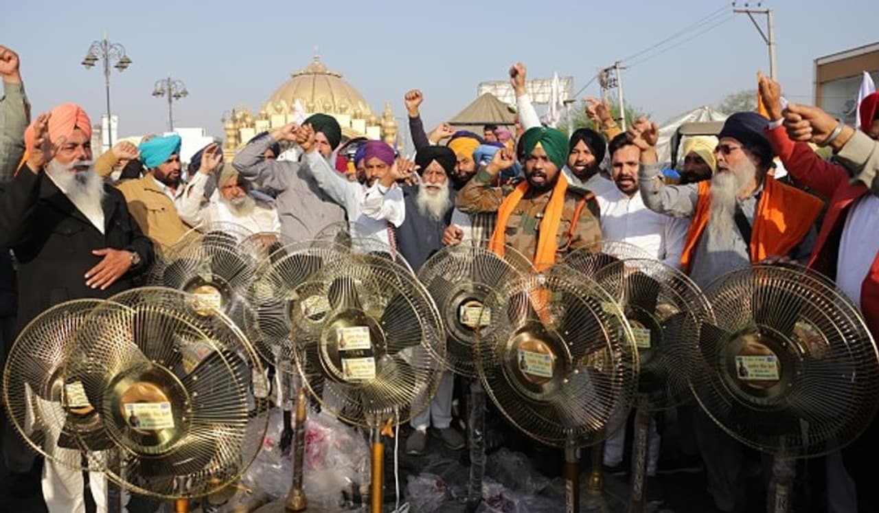 <p>ಕೇಂದ್ರ ಸರ್ಕಾರ ಜಾರಿಗೆ ತಂದಿರುವ 3 ಕೃಷಿ ಕಾಯ್ದೆಗಳನ್ನು ಸಂಪೂರ್ಣವಾಗಿ ಹಿಂಪಡೆಯಬೇಕು ಎಂದು ಆಗ್ರಹಿಸಿ 40ಕ್ಕೂ ಹೆಚ್ಚು ಸಂಘಟನೆಗಳು ಪ್ರತಿಭಟನೆ ನಡೆಸುತ್ತಿದೆ.</p> <p>ಕೇಂದ್ರ ಸರ್ಕಾರ ಜಾರಿಗೆ ತಂದಿರುವ 3 ಕೃಷಿ ಕಾಯ್ದೆಗಳನ್ನು ಸಂಪೂರ್ಣವಾಗಿ ಹಿಂಪಡೆಯಬೇಕು ಎಂದು ಆಗ್ರಹಿಸಿ 40ಕ್ಕೂ ಹೆಚ್ಚು ಸಂಘಟನೆಗಳು ಪ್ರತಿಭಟನೆ ನಡೆಸುತ್ತಿದೆ.</p>