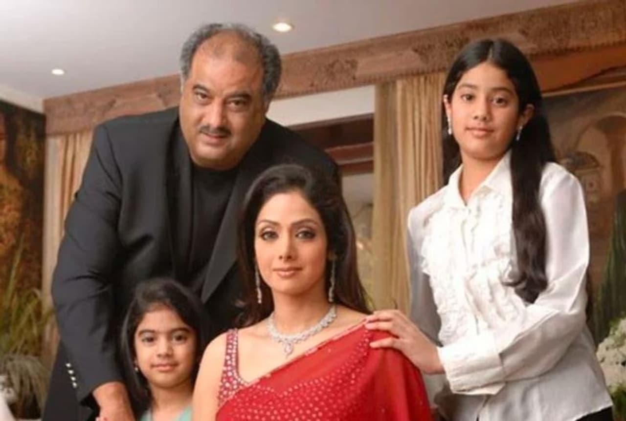 <p>ఆమె ప్రతి సినిమాకి సోషల్ మీడియాలో మంచి ఆదరణ లభిస్తుంది. ఇది మాత్రమే కాదు అభిమానులు ఆమె ఫిట్ నెస్, లగ్జరీ లైఫ్ ని కూడా చాలా ఇష్టపడతారు. ప్రతి ఒక్కరూ జాన్వి కపూర్ లాగా ఫిట్ గా కనిపించాలని కోరుకుంటారు. అయితే జాన్వి కపూర్ లగ్జరీ లైఫ్ స్టయిల్ వెనుక ఉన్న రహస్యం ఏమిటో మీకు తెలుసా..?<br /> </p> <p>ఆమె ప్రతి సినిమాకి సోషల్ మీడియాలో మంచి ఆదరణ లభిస్తుంది. ఇది మాత్రమే కాదు అభిమానులు ఆమె ఫిట్ నెస్, లగ్జరీ లైఫ్ ని కూడా చాలా ఇష్టపడతారు. ప్రతి ఒక్కరూ జాన్వి కపూర్ లాగా ఫిట్ గా కనిపించాలని కోరుకుంటారు. అయితే జాన్వి కపూర్ లగ్జరీ లైఫ్ స్టయిల్ వెనుక ఉన్న రహస్యం ఏమిటో మీకు తెలుసా..?<br /> </p>