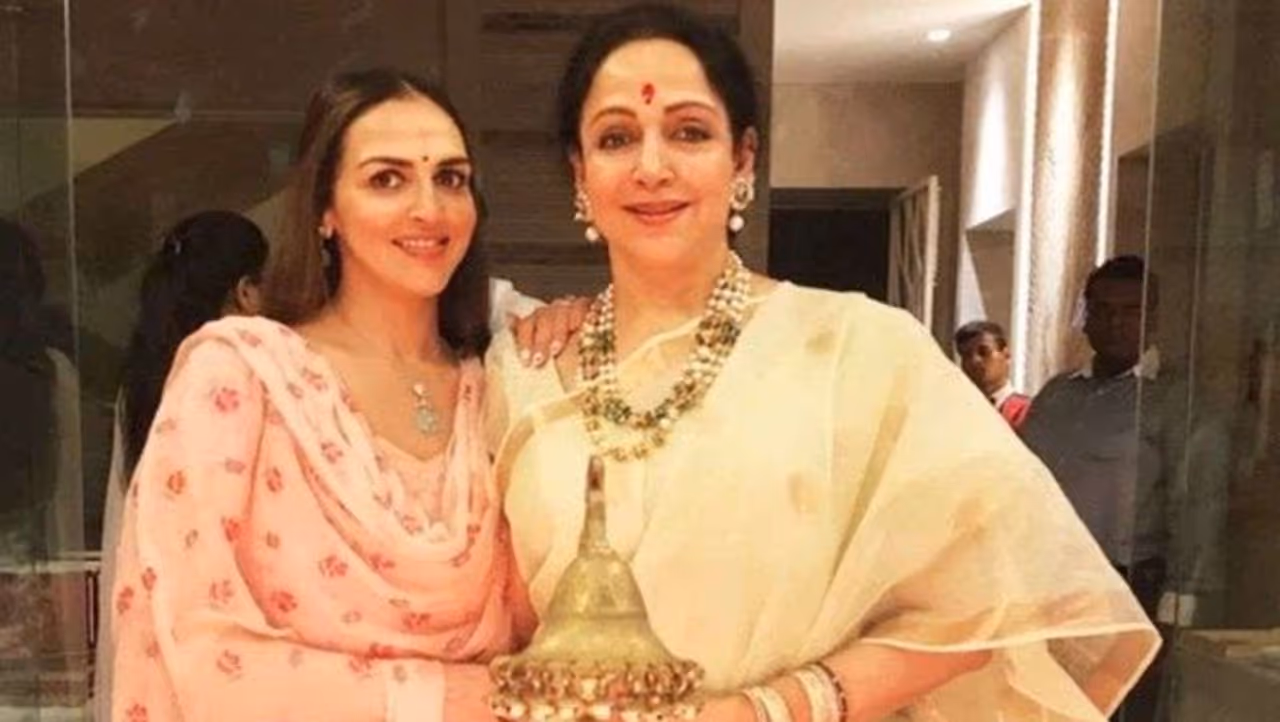 <p>ಹೇಮ&nbsp;ಮಾಲಿನಿ ಮತ್ತು ಅವರ ಮಗಳು ಇಶಾ ಡಿಯೋಲ್ ನಡುವೆ ವಿಶೇಷ ಬಂಧವಿದೆ. ಇಶಾ ಹೇಮಾರ ಮೊದಲ ಮಗಳು. ಇಶಾ ತಮ್ಮ ಅನೇಕ ಅನುಭವಗಳನ್ನು ಅಮ್ಮ ಬಯೋಗ್ರಫಿಯಲ್ಲಿ ಹಂಚಿಕೊಂಡಿದ್ದಾರೆ.</p>