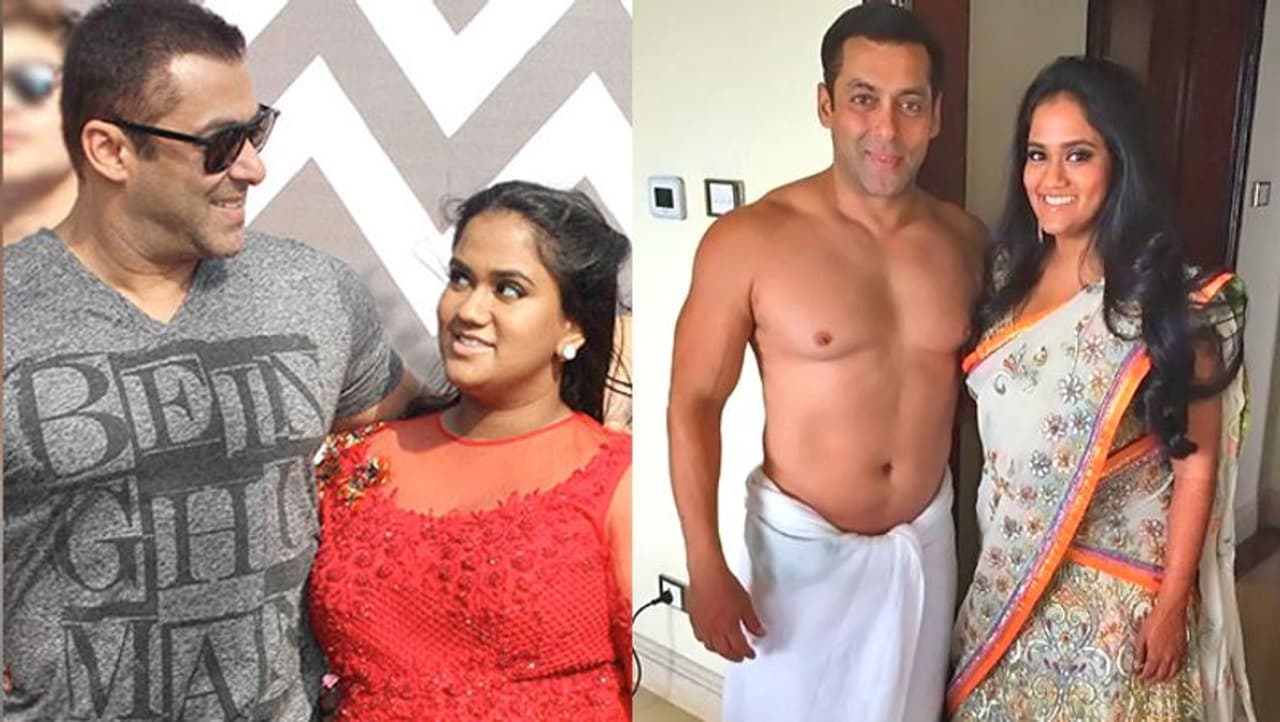 <p style="text align: justify;">ಅಣ್ಣ ತಂಗಿಯ ಈ ಫೋಟೋ ಸಾಮಾಜಿಕ ಮಾಧ್ಯಮದಲ್ಲಿ ತುಂಬಾ ವೈರಲ್ ಆಗುತ್ತಿದೆ. ನೆಟ್ಟಿಗ್ಗರು ಸಹ ಇದರ ಬಗ್ಗೆ ತೀವ್ರವಾಗಿ ಪ್ರತಿಕ್ರಿಯಿಸುತ್ತಿದ್ದಾರೆ. ಈ ಫೊಟೋ ಅರ್ಪಿತಾರ ವಿವಾಹದ ಸಮಯದಲ್ಲಿ ಕ್ಲಿಕ್ ಮಾಡಿದ್ದಾಗಿದೆ. </p> <p style="text align: justify;">ಅಣ್ಣ ತಂಗಿಯ ಈ ಫೋಟೋ ಸಾಮಾಜಿಕ ಮಾಧ್ಯಮದಲ್ಲಿ ತುಂಬಾ ವೈರಲ್ ಆಗುತ್ತಿದೆ. ನೆಟ್ಟಿಗ್ಗರು ಸಹ ಇದರ ಬಗ್ಗೆ ತೀವ್ರವಾಗಿ ಪ್ರತಿಕ್ರಿಯಿಸುತ್ತಿದ್ದಾರೆ. ಈ ಫೊಟೋ ಅರ್ಪಿತಾರ ವಿವಾಹದ ಸಮಯದಲ್ಲಿ ಕ್ಲಿಕ್ ಮಾಡಿದ್ದಾಗಿದೆ. </p>