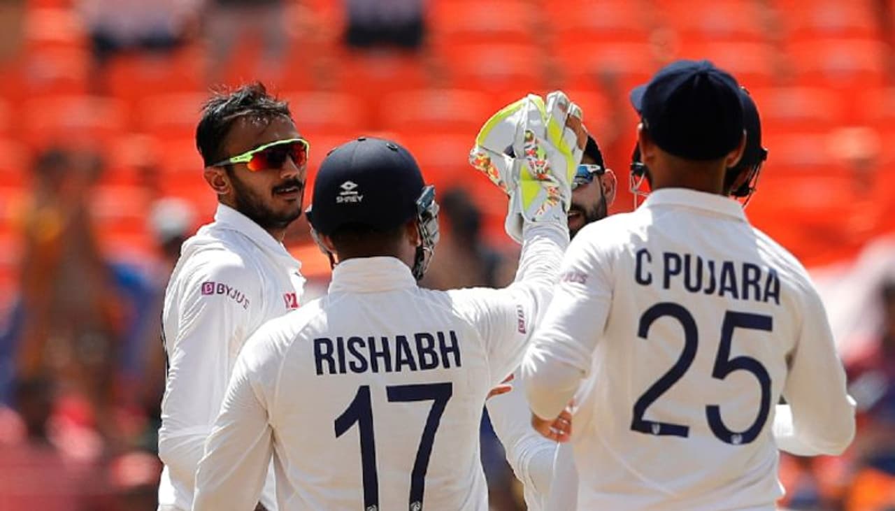 <p>இந்தியா இங்கிலாந்து இடையேயான 4 டெஸ்ட் போட்டிகள் கொண்ட தொடரின் முதல் 3 போட்டிகளில் இந்தியா இரண்டிலும் இங்கிலாந்து ஒன்றிலும் வெற்றி பெற்ற நிலையில் கடைசி டெஸ்ட் போட்டி கடந்த 4ம் தேதி அகமதாபாத்தில் தொடங்கி நடந்தது. <br /> </p> <p>இந்தியா இங்கிலாந்து இடையேயான 4 டெஸ்ட் போட்டிகள் கொண்ட தொடரின் முதல் 3 போட்டிகளில் இந்தியா இரண்டிலும் இங்கிலாந்து ஒன்றிலும் வெற்றி பெற்ற நிலையில் கடைசி டெஸ்ட் போட்டி கடந்த 4ம் தேதி அகமதாபாத்தில் தொடங்கி நடந்தது. <br /> </p>