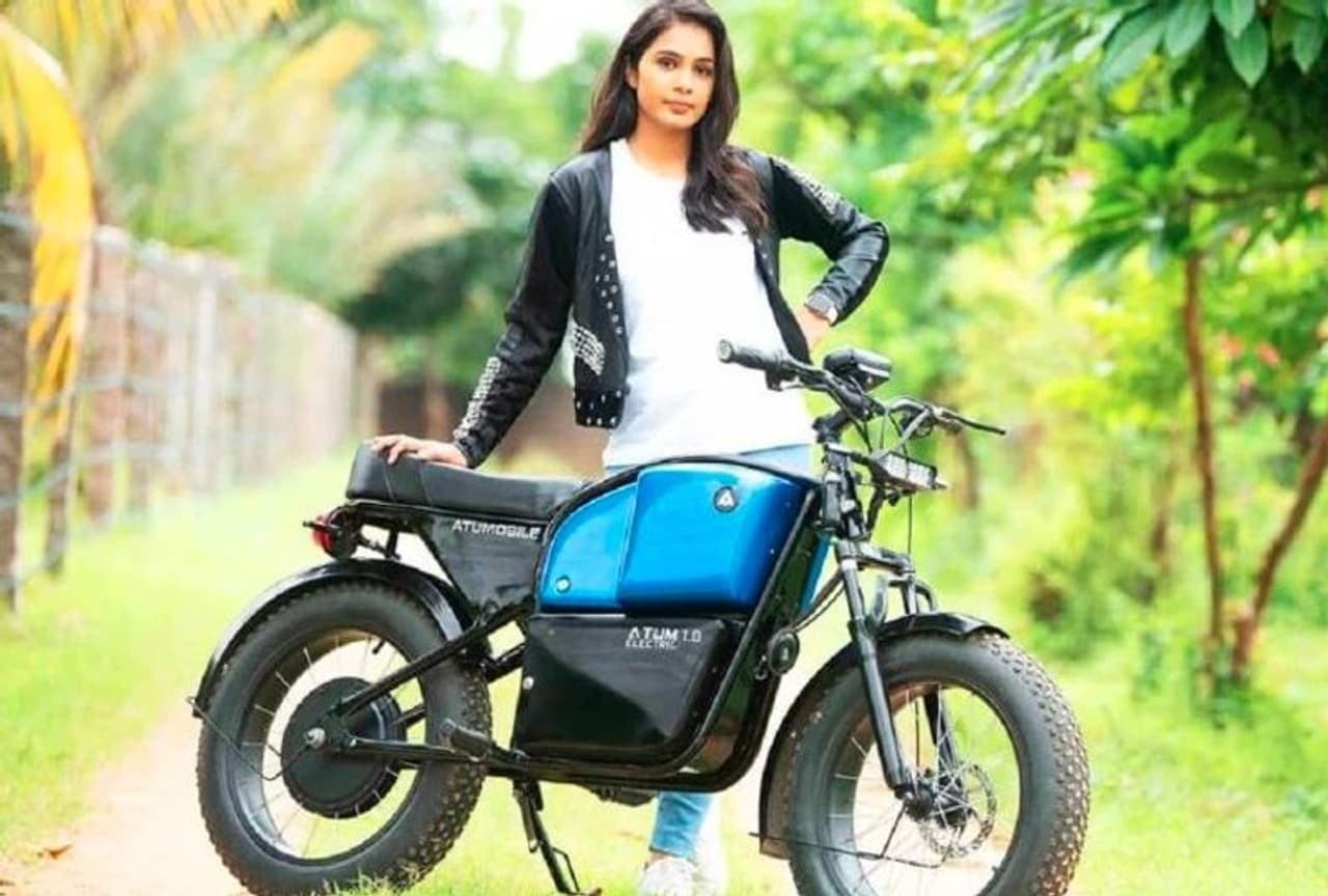 <p><strong>&nbsp;బ్యాటరీ &nbsp;ఇంకా మైలేజ్&nbsp;</strong><br />అటం 1.0 ఈ బైక్ లో పోర్టబుల్ లిథియం అయాన్ బ్యాటరీ ప్యాక్ తో వస్తుంది. ఈ బ్యాటరీ కేవలం 4 గంటల్లో ఫుల్ ఛార్జ్ అవుతుంది. అటమ్ 1.0 ఒక్కసారి ఫుల్ ఛార్జింగ్‌తో 100 కిలోమీటర్ల &nbsp;వరకు ప్రయాణిస్తుంది. ఈ ఎలక్ట్రిక్ బైక్ బ్యాటరీ పై 2 సంవత్సరాల వారంటీ వస్తుంది. నగరంలో పిల్లలు, పెద్దలు ప్రయాణించటానికి సరైనది.<br />&nbsp;</p>