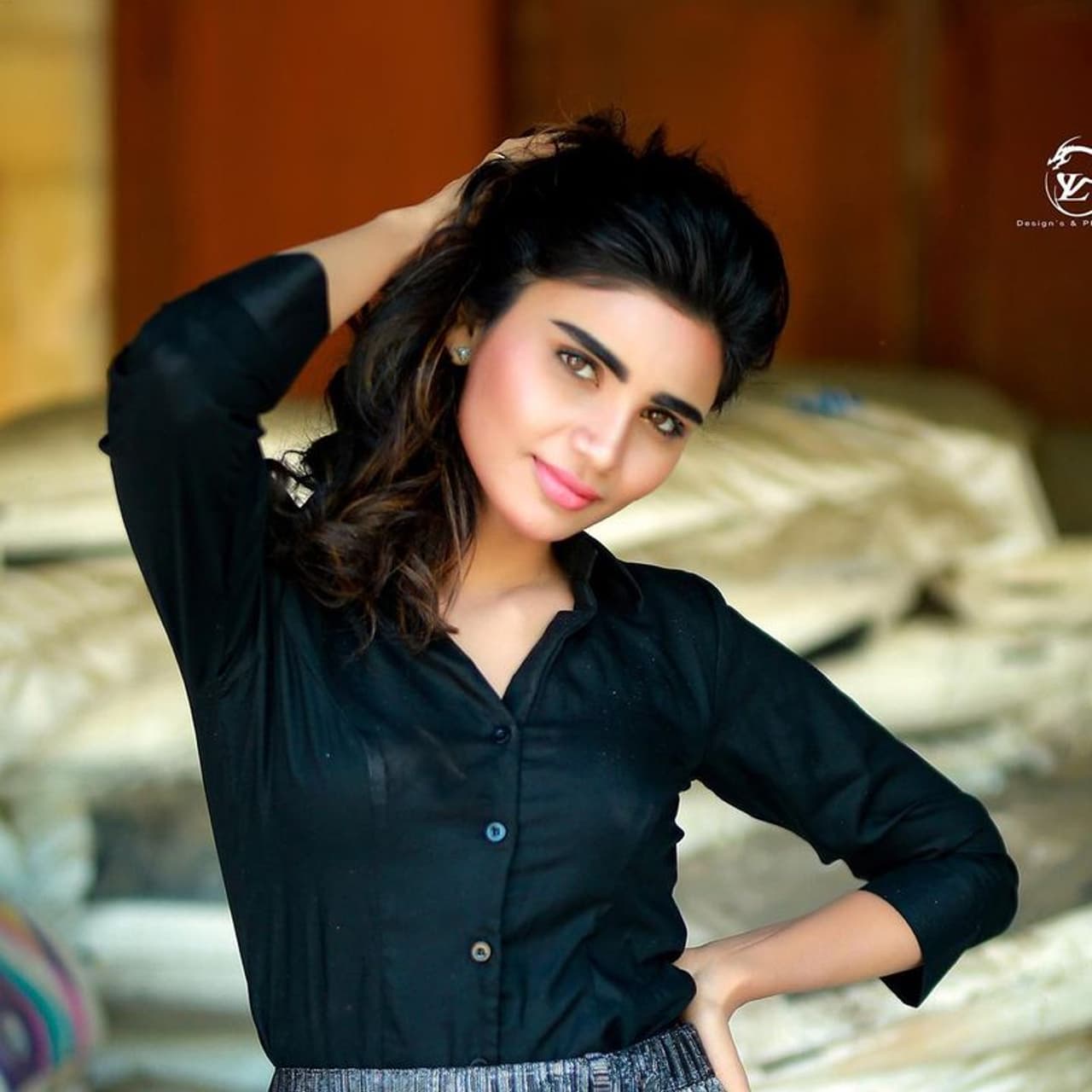 జబర్ధస్త్ వేదికపై వర్షను చూపిన హాస్య ప్రియులకు ఆమె గ్లామర్ బోనస్ గా దొరికినట్లు అయ్యింది. అందుకే వర్ష స్కిట్స్ కి, ఆదరణ దక్కుతుంది.