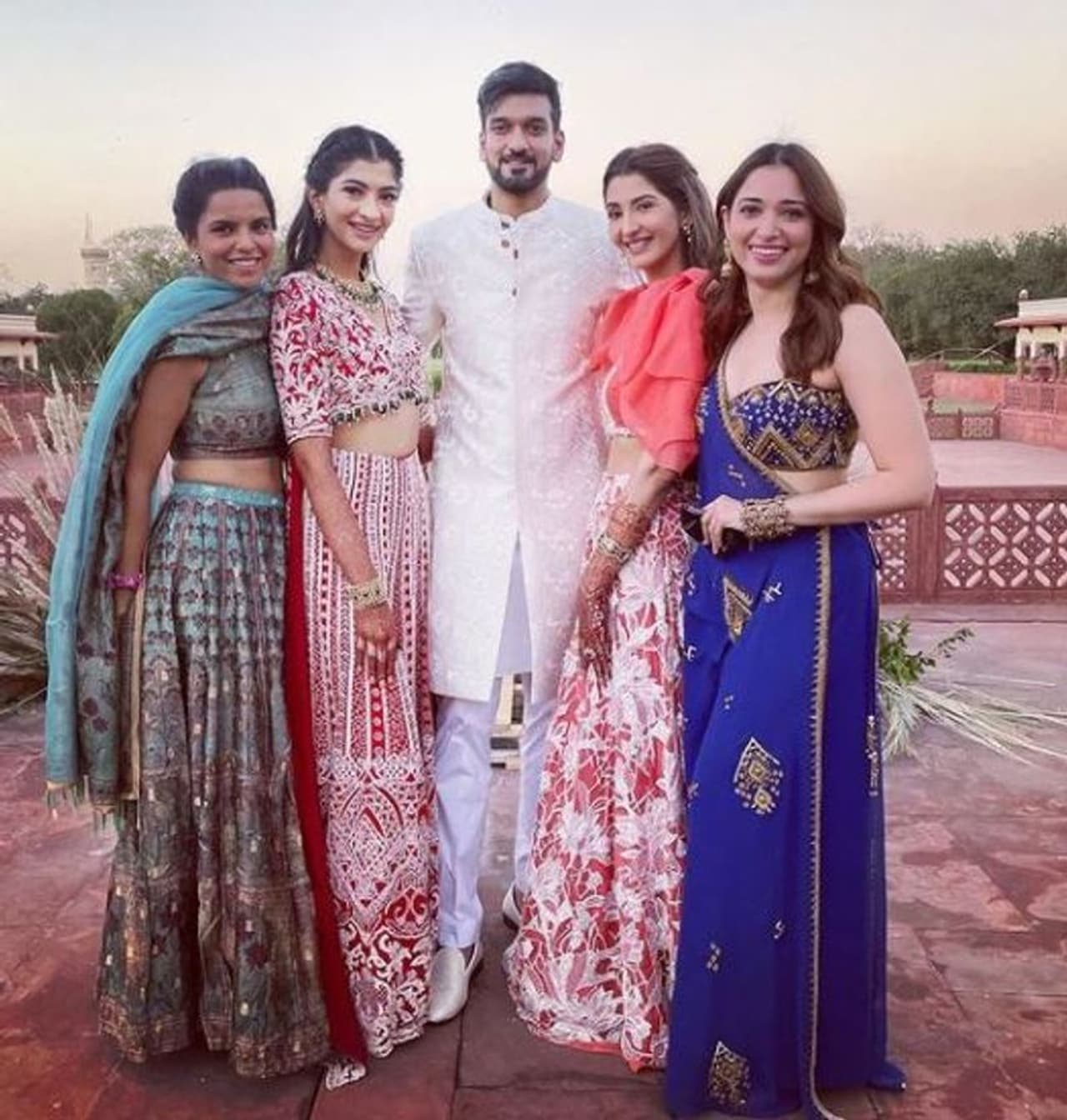 <p>தோழிகளுடன் குறையாத அழகில் தமன்னா&nbsp;</p>