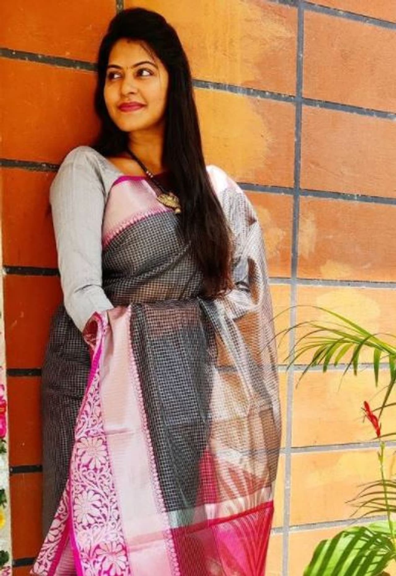 <p>எந்த நிற சேலை அணிந்தாலும் எடுப்பாக இருக்கே </p> <p>எந்த நிற சேலை அணிந்தாலும் எடுப்பாக இருக்கே </p>