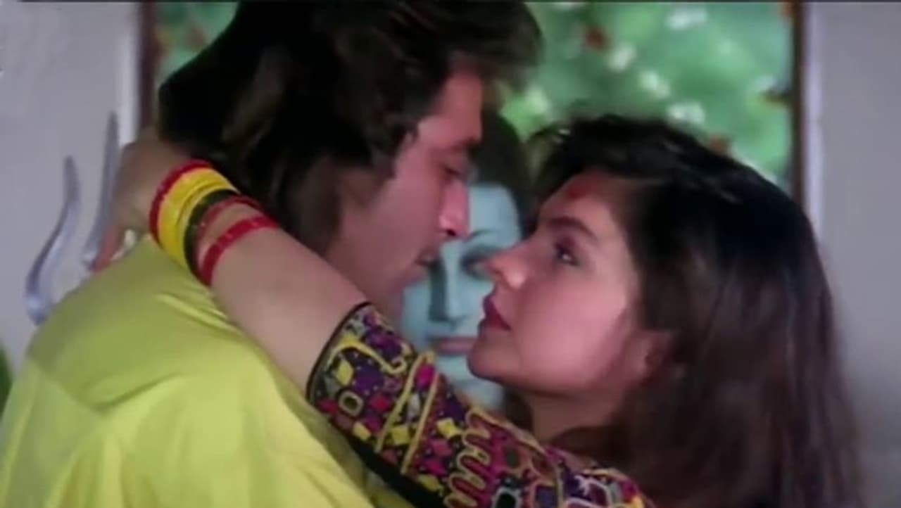 <p>ಪೂಜಾ ಭಟ್ ವೃತ್ತಿ ಜೀವನದ ಮೂರನೇ ಚಿತ್ರ ಸಡಕ್ನಲ್ಲಿ ಸಂಜಯ್ ದತ್ ಜೊತೆ ಮೊದಲ ಕಿಸ್ಸಿಂಗ್ ಸೀನ್ ಮಾಡಿದ್ದಾರೆ. ಈ ಸಿನಿಮಾವನ್ನು ಮಹೇಶ್ ಭಟ್ ನಿರ್ದೇಶಿಸಿದ್ದಾರೆ.</p> <p>ಪೂಜಾ ಭಟ್ ವೃತ್ತಿ ಜೀವನದ ಮೂರನೇ ಚಿತ್ರ ಸಡಕ್ನಲ್ಲಿ ಸಂಜಯ್ ದತ್ ಜೊತೆ ಮೊದಲ ಕಿಸ್ಸಿಂಗ್ ಸೀನ್ ಮಾಡಿದ್ದಾರೆ. ಈ ಸಿನಿಮಾವನ್ನು ಮಹೇಶ್ ಭಟ್ ನಿರ್ದೇಶಿಸಿದ್ದಾರೆ.</p>