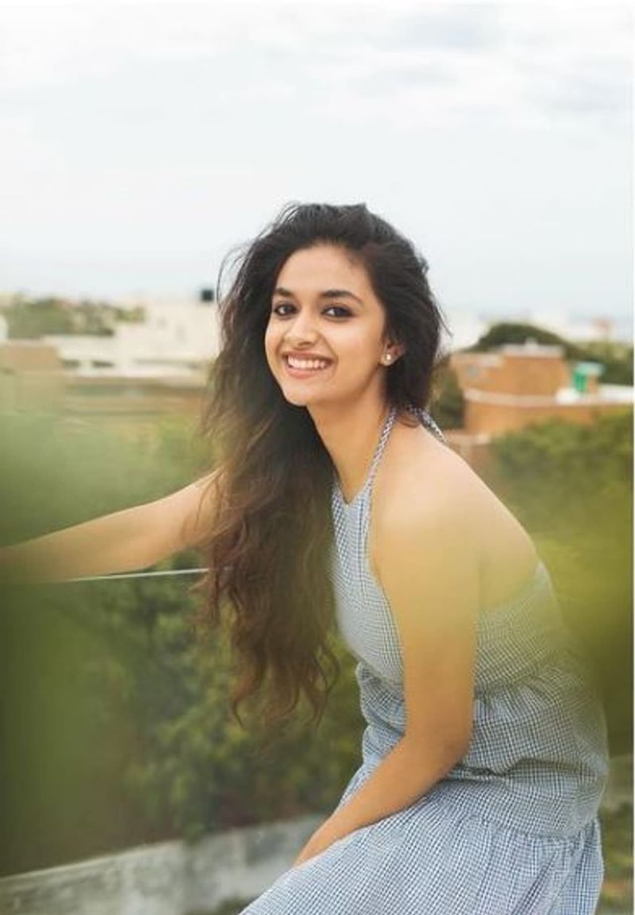 <h2> </h2><p>தென்னிந்திய திரையுலகில் முன்னணி நடிகையாக கலக்கிக் கொண்டிருக்கும் கீர்த்தி சுரேஷ். தெலுங்கு மற்றும் தமிழ் என இரு மொழிகளிலும் வெளியான மகாநடி திரைப்படத்தில் நடிகை சாவித்திரியின் கதாபாத்திரத்தில் நடித்து ஒட்டுமொத்த திரையுலகையும் திரும்பிப் பார்க்க வைத்தார். </p> <h2> </h2><p>தென்னிந்திய திரையுலகில் முன்னணி நடிகையாக கலக்கிக் கொண்டிருக்கும் கீர்த்தி சுரேஷ். தெலுங்கு மற்றும் தமிழ் என இரு மொழிகளிலும் வெளியான மகாநடி திரைப்படத்தில் நடிகை சாவித்திரியின் கதாபாத்திரத்தில் நடித்து ஒட்டுமொத்த திரையுலகையும் திரும்பிப் பார்க்க வைத்தார். </p>