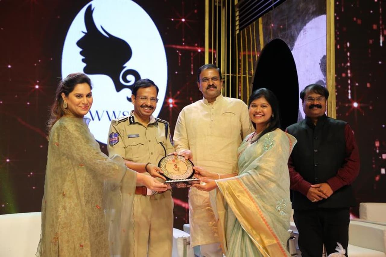 నారిసేన గ్లోబల్‌ ఎంపావర్స్ ఉమెన్‌ సంస్థ ఇరవై దేశాలకు విస్తరించింది. ఇందులో ఆరువేల మంది మహిళా సభ్యులున్నారు. ఈ సంస్థ హైదరాబాద్‌లో అందించిన అవార్డు ఫంక్షన్‌కి ఉపాసన కొణిదెల గెస్ట్ గా పాల్గొని అవార్డులు అందించారు.