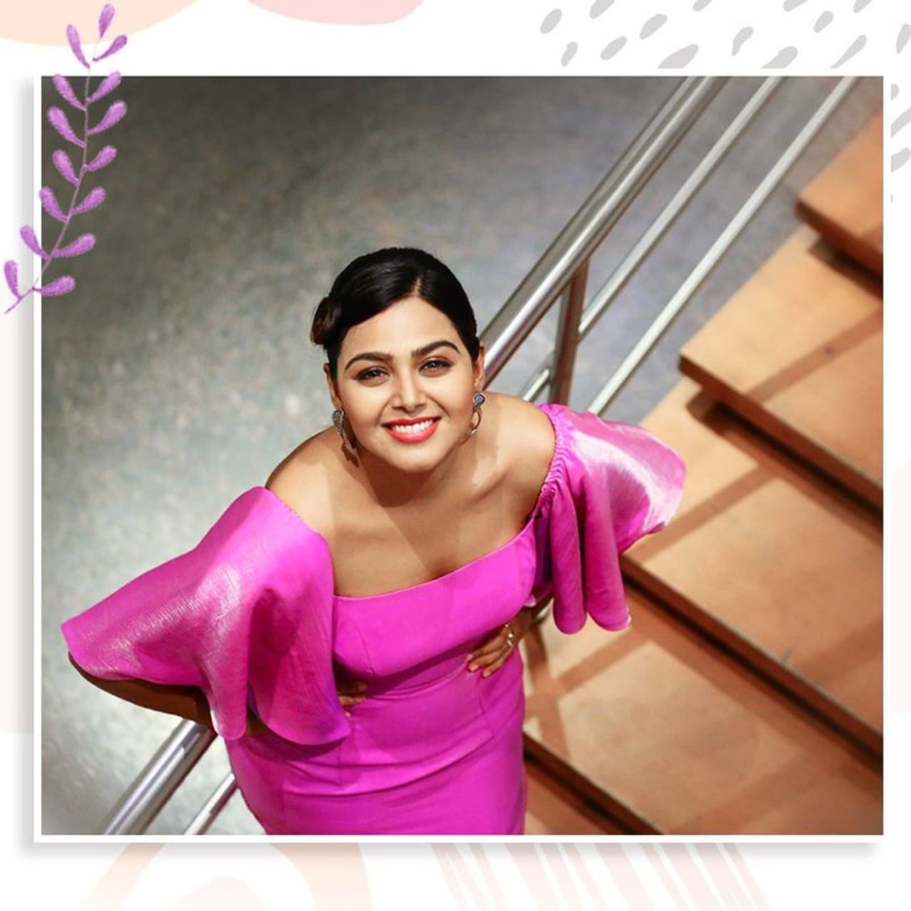 బిగ్బాస్ నాల్గో సీజన్లో మోనాల్ చేసిన హంగామా అంతా ఇంతా కాదు. నిత్యం కన్నీళ్లు పెట్టుకుంటూ హల్చల్ చేసింది. అందాలు ఆరబోస్తూ అందరి దృష్టిని తనవైపు తిప్పుకుంది. బిగ్బాస్ నాల్గో సీజన్లో మోనాల్ చేసిన హంగామా అంతా ఇంతా కాదు. నిత్యం కన్నీళ్లు పెట్టుకుంటూ హల్చల్ చేసింది. అందాలు ఆరబోస్తూ అందరి దృష్టిని తనవైపు తిప్పుకుంది.