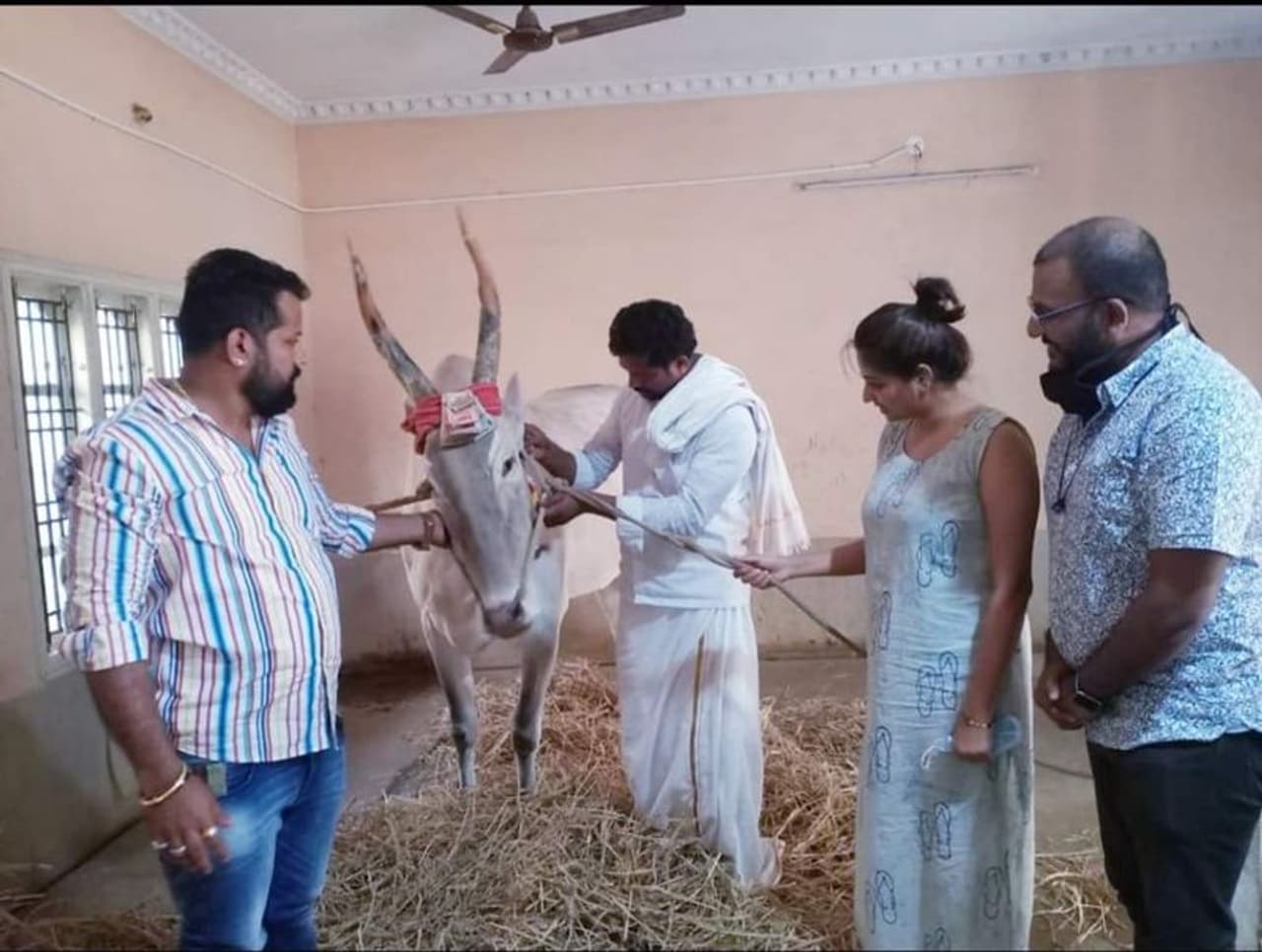 <p>ಪವಾಡಗಳಿಗೆ ಹೆಸರುವಾಸಿಯಾಗಿರೊ ಚಿಕ್ಕರಸಿನಕೆರೆ ಬಸಪ್ಪ</p> <p>ಪವಾಡಗಳಿಗೆ ಹೆಸರುವಾಸಿಯಾಗಿರೊ ಚಿಕ್ಕರಸಿನಕೆರೆ ಬಸಪ್ಪ</p>