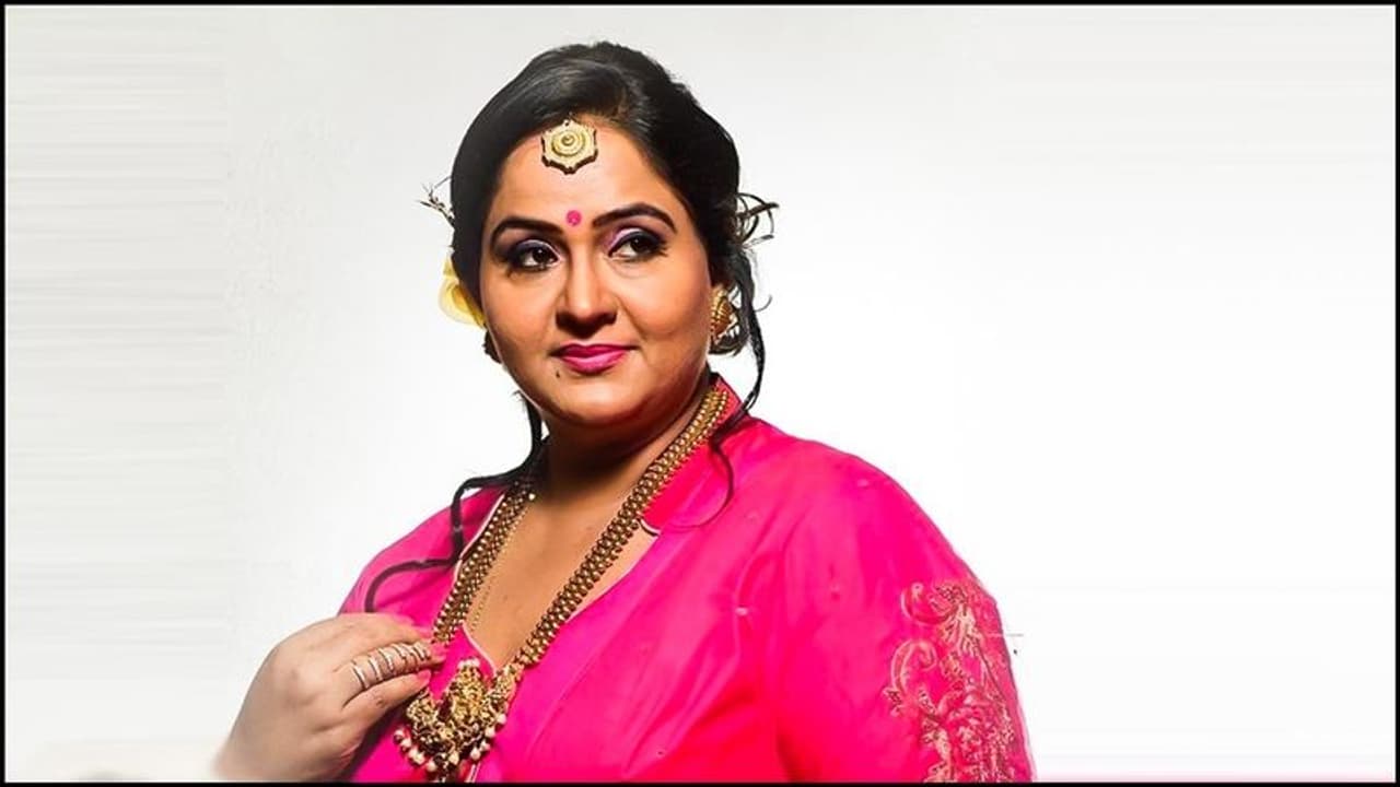 <p>80 களில் எப்படி பட்ட கதாபாத்திரம் கொடுத்தாலும் அதில் பொருத்தி நடிக்கும் திறமையான நடிகையாக வலம் வந்தவர் நடிகை ராதா. திருமணத்திற்கு பிறகு தங்களது குழந்தைகளுக்காக திரையுலகை விட்டே முழுமையாக விலகினார்.</p>