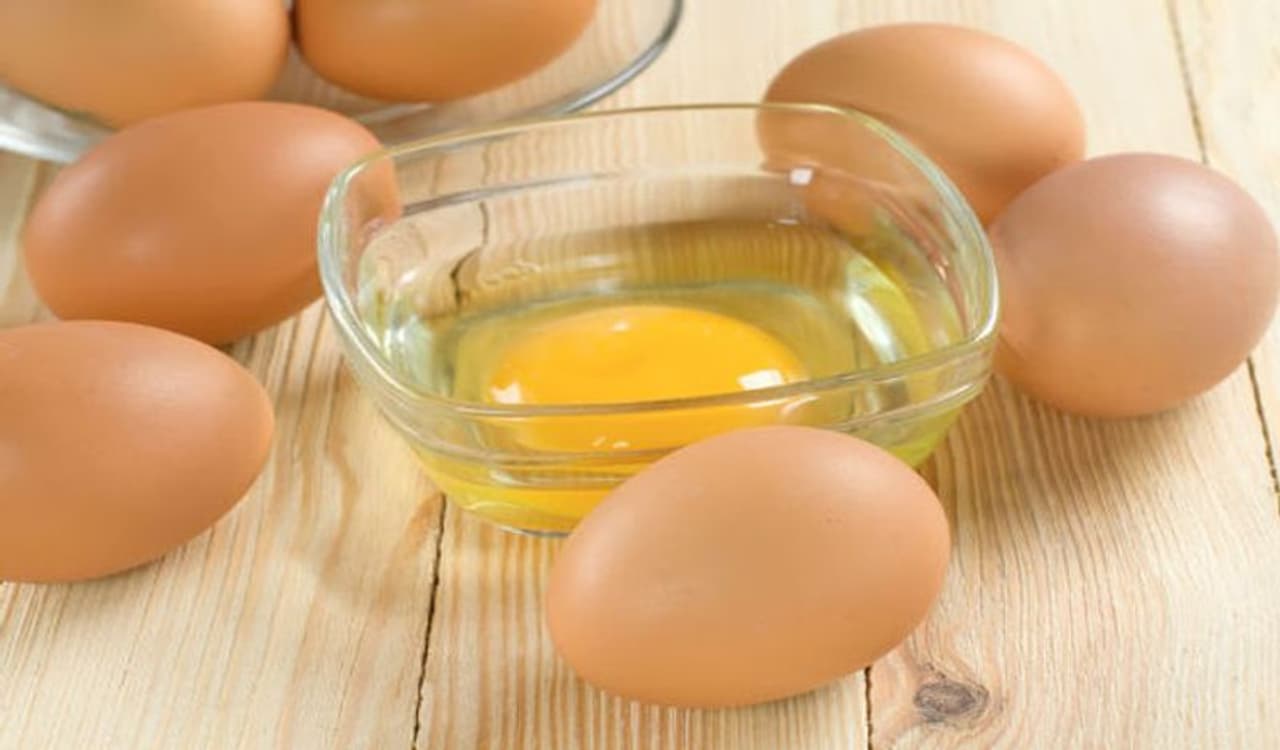 <p style="text align: justify;"><strong>ಮೊಟ್ಟೆಗಳನ್ನು ಹಾಲಿನೊಂದಿಗೆ ಬೆರೆಸಿ: </strong>ಆಮ್ಲೆಟ್ ಮಿಶ್ರಣಕ್ಕೆ ಸ್ವಲ್ಪ ಭಾಗ ಹಾಲನ್ನು ಸೇರಿಸುವುದು ಹೆಚ್ಚು ಸ್ಪಂಜಿ ಆಮ್ಲೆಟ್ ಅನ್ನು ನೀಡುತ್ತದೆ. ಕೇವಲ 1 2 ಟೇಬಲ್ ಚಮಚ ಹಾಲು ಅಥವಾ ತಾಜಾ ಕ್ರೀಮ್ ಅನ್ನು ಸೇರಿಸಬಹುದು ಮತ್ತು ಮೊಟ್ಟೆಯ ಈ ಮಿಶ್ರಣವನ್ನು ಸ್ವಲ್ಪ ನೊರೆಬರುವವರೆಗೆ ಮಿಕ್ಸ್ ಮಾಡಿ. </p> <p style="text align: justify;"><strong>ಮೊಟ್ಟೆಗಳನ್ನು ಹಾಲಿನೊಂದಿಗೆ ಬೆರೆಸಿ: </strong>ಆಮ್ಲೆಟ್ ಮಿಶ್ರಣಕ್ಕೆ ಸ್ವಲ್ಪ ಭಾಗ ಹಾಲನ್ನು ಸೇರಿಸುವುದು ಹೆಚ್ಚು ಸ್ಪಂಜಿ ಆಮ್ಲೆಟ್ ಅನ್ನು ನೀಡುತ್ತದೆ. ಕೇವಲ 1 2 ಟೇಬಲ್ ಚಮಚ ಹಾಲು ಅಥವಾ ತಾಜಾ ಕ್ರೀಮ್ ಅನ್ನು ಸೇರಿಸಬಹುದು ಮತ್ತು ಮೊಟ್ಟೆಯ ಈ ಮಿಶ್ರಣವನ್ನು ಸ್ವಲ್ಪ ನೊರೆಬರುವವರೆಗೆ ಮಿಕ್ಸ್ ಮಾಡಿ. </p>