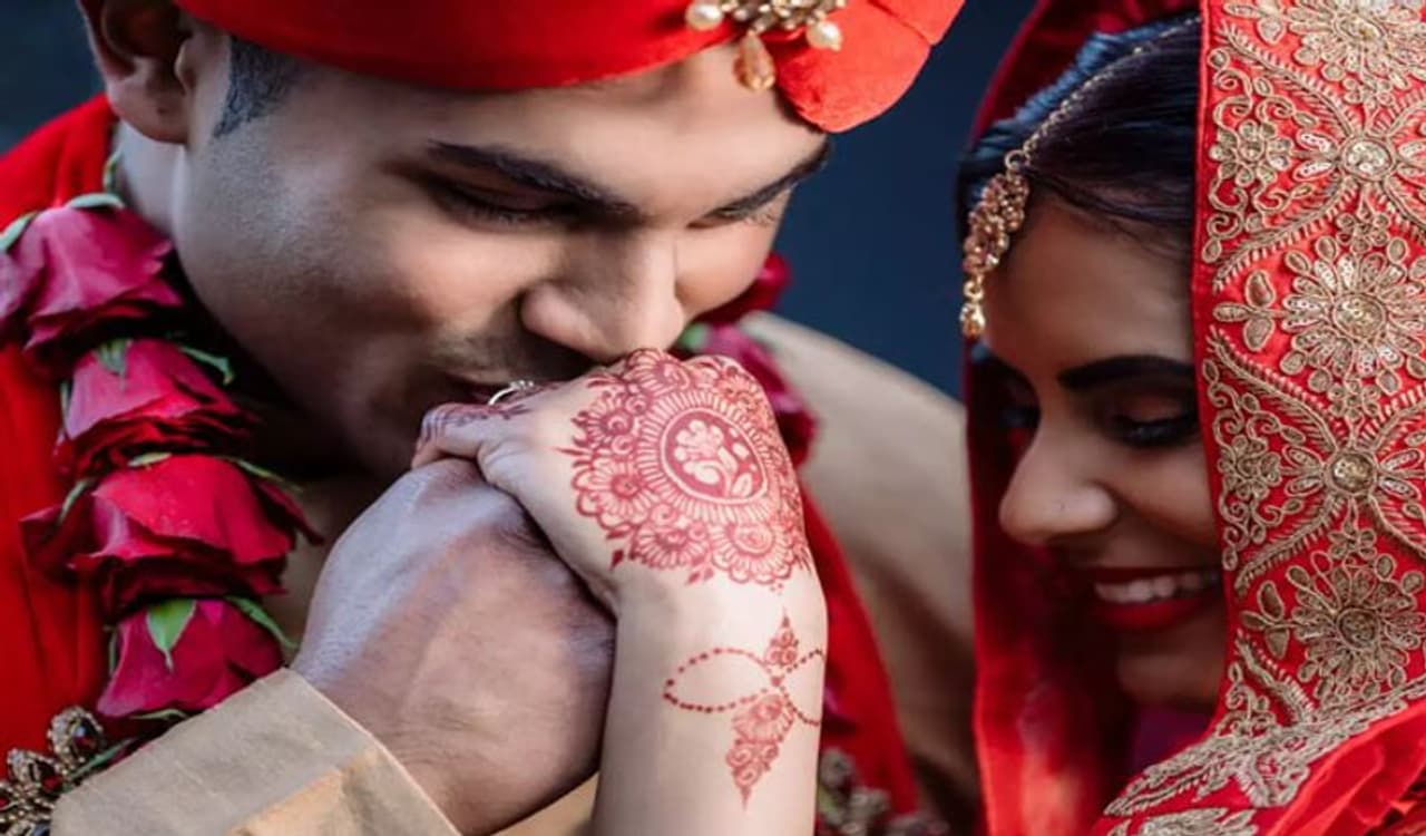 <p>ప్రస్తుతం మూఢాల కారణంగా మంచి ముహుర్తాలు లేవని చాలా మంది పెళ్లిళ్లు, శుభకార్యాలు చేసుకోవడం లేదు. కాగా.. మరికొద్ది రోజుల్లో మంచి ముహుర్తాలు రానున్నాయి. దీంతో.. అందరూ పెళ్లిళ్లకు ఏర్పాట్లు మొదలుపెడతారు. వచ్చే నెల నుంచి ఇక దేశంలో పెళ్లి సందడి మొదలుకానుంది.</p>