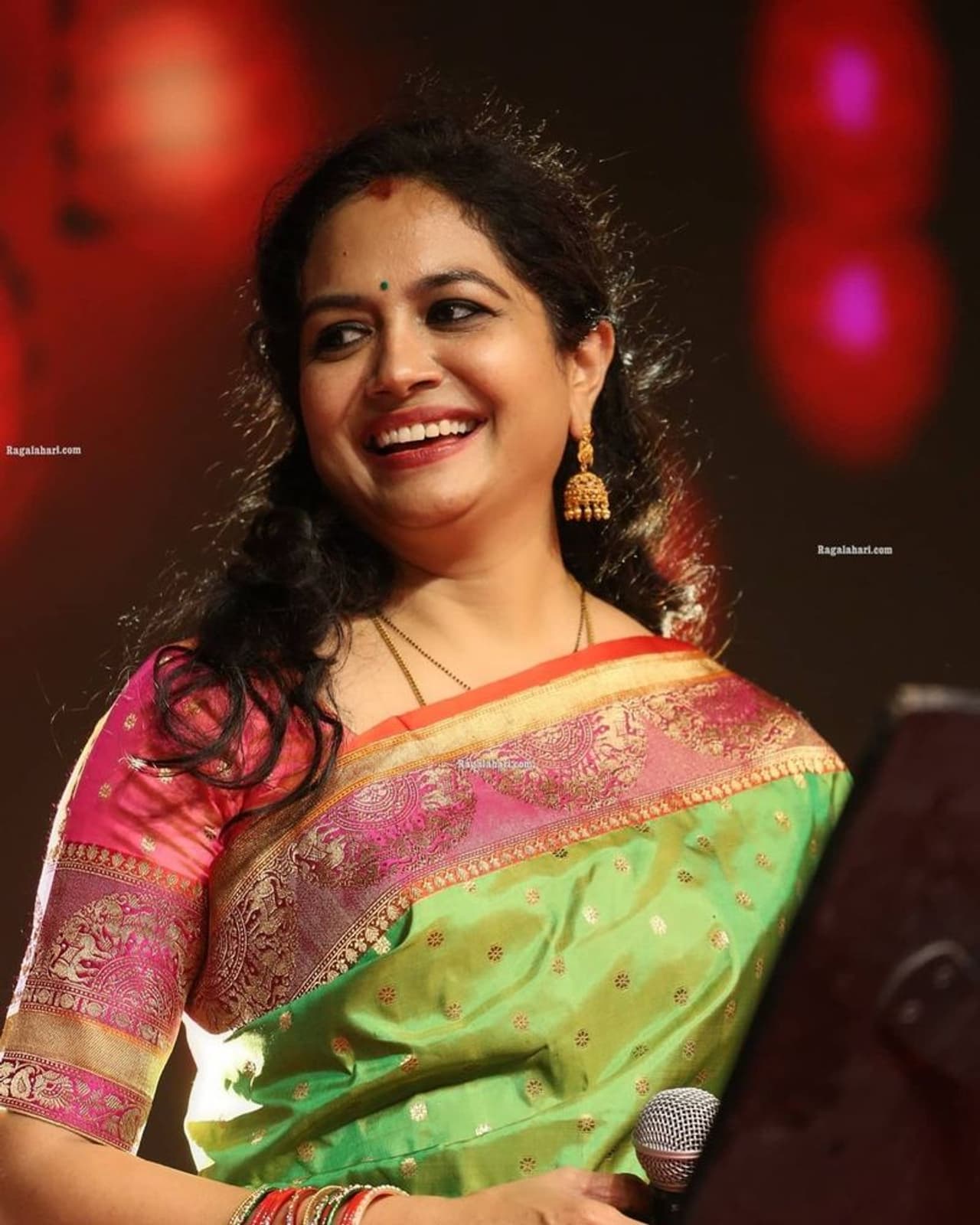 ఇంతకీ సునీత ఫ్యాన్స్ కి ఎందుకు క్షమాపణ చెప్పారంటే విషయంలోకి వెళ్ళాలి. స్టార్ మ్యూజిక్ డైరెక్టర్ మణిశర్మ స్వర పరిచిన అద్భుత పాటలతో ఓ మ్యూజిక్ కాన్సర్ట్ ఏర్పాటు చేశారు. మార్చి 27న ఈ మ్యూజికల్ కాన్సర్ట్ జరగాల్సివుంది. ఇంతకీ సునీత ఫ్యాన్స్ కి ఎందుకు క్షమాపణ చెప్పారంటే విషయంలోకి వెళ్ళాలి. స్టార్ మ్యూజిక్ డైరెక్టర్ మణిశర్మ స్వర పరిచిన అద్భుత పాటలతో ఓ మ్యూజిక్ కాన్సర్ట్ ఏర్పాటు చేశారు. మార్చి 27న ఈ మ్యూజికల్ కాన్సర్ట్ జరగాల్సివుంది.