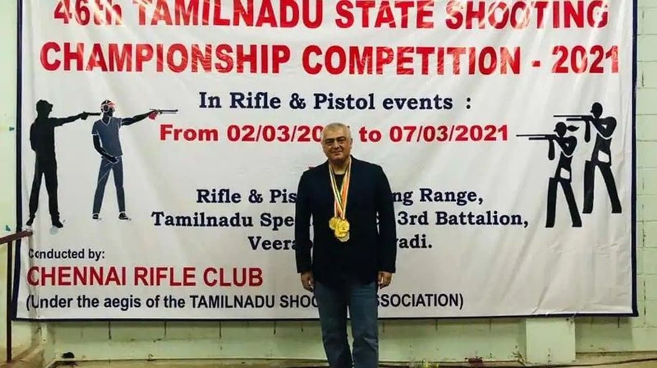 <p>திரையுலகையும் கடந்து கார் மற்றும் பைக் ரேஸ், எம்.ஐ.டி யில் விமானம் ஓட்டும் பயிற்சிக்கான வகுப்பில் சிறப்பு அட்வைஸர் என பல்வேறு திறமைகளை கொண்டுள்ள தல அஜித், இந்த ஆண்டு நடந்த துப்பாக்கி சுடும் போட்டியில் பங்கேற்று கெத்து காட்டியுள்ளார். கடந்த ஆண்டு டெல்லியில் நடைபெற்ற துப்பாக்கிச் சுடுதல் போட்டியில் தல அஜித் கலந்துகொண்டு டாப் 10 இடங்களுக்குள் வந்தார் என்பது அனைவரும் அறிந்தது தான். </p> <p>திரையுலகையும் கடந்து கார் மற்றும் பைக் ரேஸ், எம்.ஐ.டி யில் விமானம் ஓட்டும் பயிற்சிக்கான வகுப்பில் சிறப்பு அட்வைஸர் என பல்வேறு திறமைகளை கொண்டுள்ள தல அஜித், இந்த ஆண்டு நடந்த துப்பாக்கி சுடும் போட்டியில் பங்கேற்று கெத்து காட்டியுள்ளார். கடந்த ஆண்டு டெல்லியில் நடைபெற்ற துப்பாக்கிச் சுடுதல் போட்டியில் தல அஜித் கலந்துகொண்டு டாப் 10 இடங்களுக்குள் வந்தார் என்பது அனைவரும் அறிந்தது தான். </p>