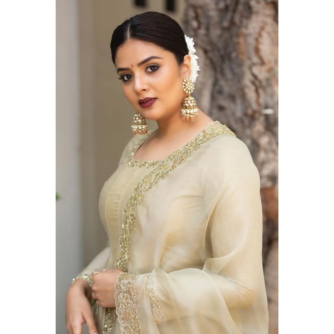 ట్రెడిషనల్ వేర్ లో కూడా శ్రీముఖి సొంపులు మాత్రం కొట్టొచిన్నట్లు కనిపిస్తుంటే... ఆమె లుక్ కట్టిపడేస్తుంది. ముఖ్యంగా చురకత్తుల్లాంటి ఆమె చూపులు కుర్ర గుండలను గాయం చేస్తున్నాయి. ట్రెడిషనల్ వేర్ లో కూడా శ్రీముఖి సొంపులు మాత్రం కొట్టొచిన్నట్లు కనిపిస్తుంటే... ఆమె లుక్ కట్టిపడేస్తుంది. ముఖ్యంగా చురకత్తుల్లాంటి ఆమె చూపులు కుర్ర గుండలను గాయం చేస్తున్నాయి.