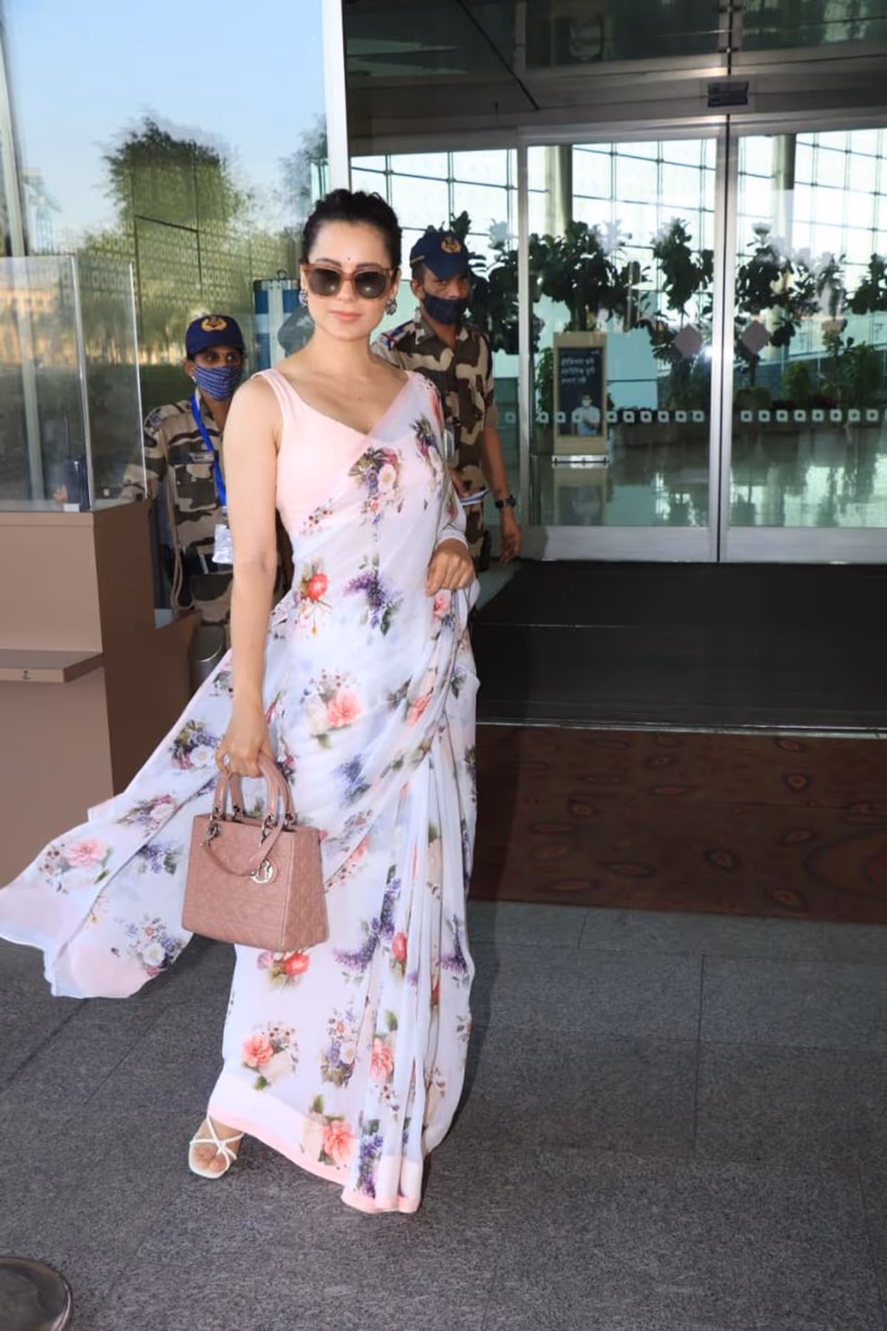 <p>ನಟಿ ಕಂಗನಾ ರಣಾವತ್ ತನ್ನ ಸೊಗಸಾದ ಏರ್ಪೋರ್ಟ್ ಲುಕ್ಗಳಿಗೆ ಫೇಮಸ್.</p> <p>ನಟಿ ಕಂಗನಾ ರಣಾವತ್ ತನ್ನ ಸೊಗಸಾದ ಏರ್ಪೋರ್ಟ್ ಲುಕ್ಗಳಿಗೆ ಫೇಮಸ್.</p>