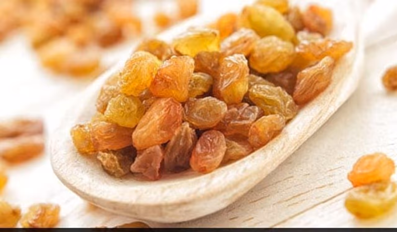 <p>ഉണക്ക മുന്തിരിയിട്ട് തിളപ്പിച്ച വെള്ളം കുടിക്കുന്നത് പ്രതിരോധ ശേഷി വർധിപ്പിക്കാൻ സഹായിക്കുന്നു. ഉപാപചയപ്രവർത്തനങ്ങൾ മെച്ചപ്പെടുത്താൻ സഹായകമാണ്. </p> <p>ഉണക്ക മുന്തിരിയിട്ട് തിളപ്പിച്ച വെള്ളം കുടിക്കുന്നത് പ്രതിരോധ ശേഷി വർധിപ്പിക്കാൻ സഹായിക്കുന്നു. ഉപാപചയപ്രവർത്തനങ്ങൾ മെച്ചപ്പെടുത്താൻ സഹായകമാണ്. </p>