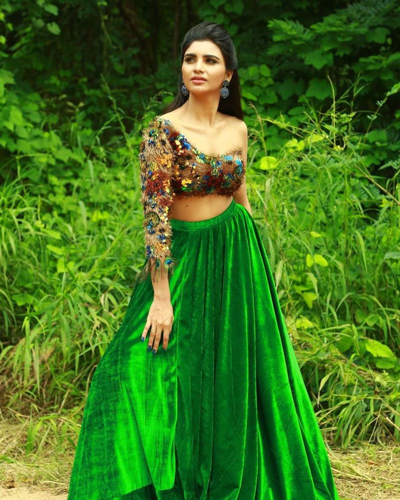 మోడలింగ్, సీరియల్స్ నుంచి టీవీ షోస్లోకి అడుగుపెట్టిన వర్ష.. `జబర్దస్త్` షోతో బాగా పాపులర్ అయ్యింది. ముఖ్యంగా ఇమ్మాన్యుయెల్తో జోడిగా స్కిట్ చేసి ఆడియెన్స్ ని అలరిస్తుంది. మోడలింగ్, సీరియల్స్ నుంచి టీవీ షోస్లోకి అడుగుపెట్టిన వర్ష.. `జబర్దస్త్` షోతో బాగా పాపులర్ అయ్యింది. ముఖ్యంగా ఇమ్మాన్యుయెల్తో జోడిగా స్కిట్ చేసి ఆడియెన్స్ ని అలరిస్తుంది.