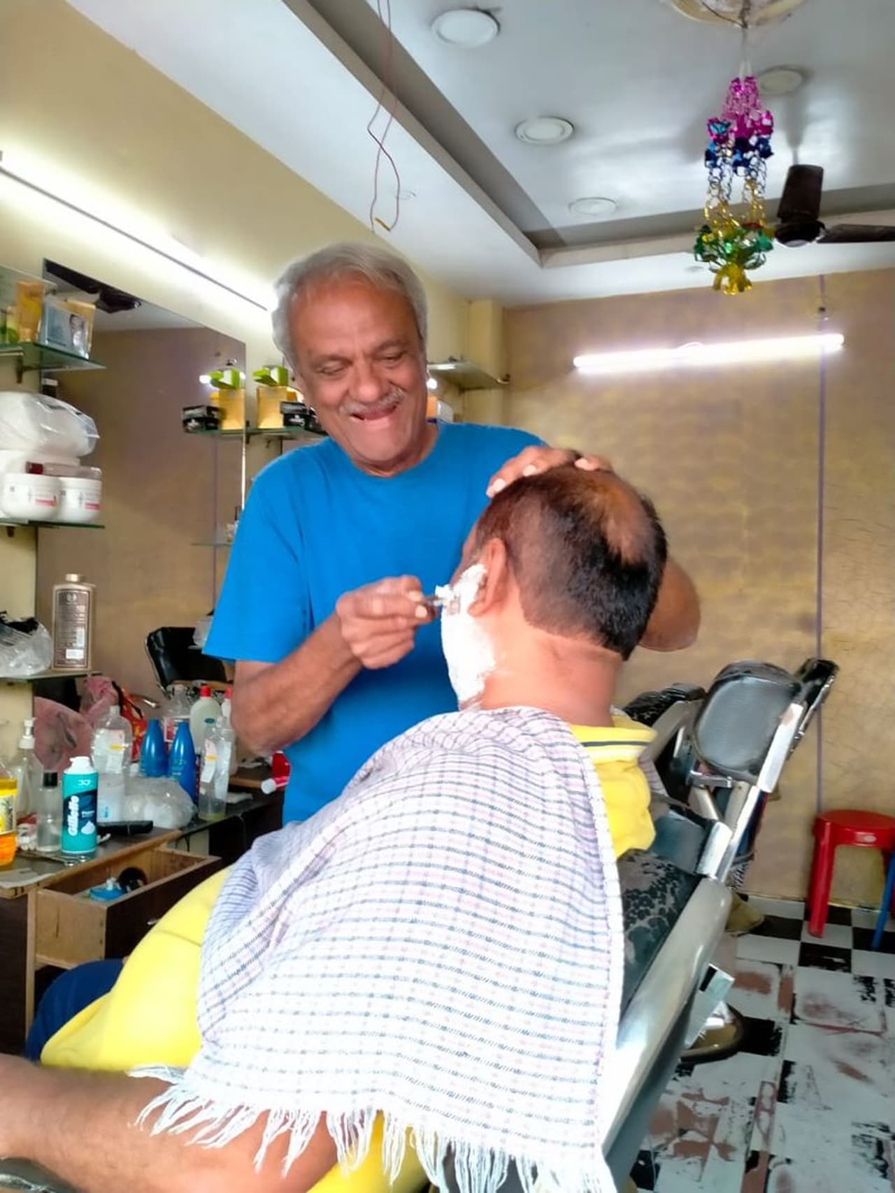 క్షవరం చేస్తున్న సిపిఐ నాయకులు నారాయణ క్షవరం చేస్తున్న సిపిఐ నాయకులు నారాయణ