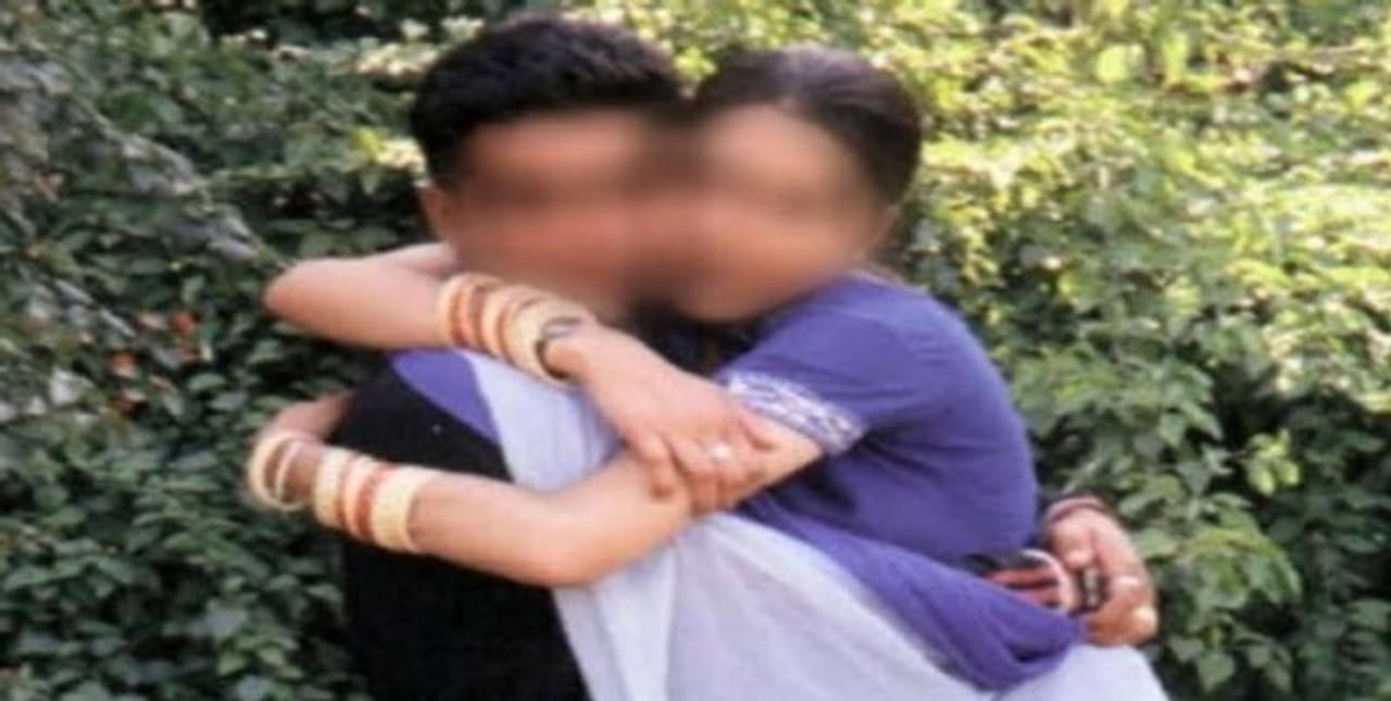 <p>ಕೆಲ ದಿನಗಳ ಹಿಂದೆ ಇಲ್ಲಿನ ಬಡೇಪುರ ಬಾಲೂಘಾಟ್ನಲ್ಲಿ ಅಪ್ರಾಪ್ತ ಬಾಲಕಿಯ ಶವವೊಂದು ಪತ್ತೆಯಾಗಿತ್ತು. ಮಣ್ಣಿನಲ್ಲಿ ಹೂತಿಟ್ಟ ಶವ ಪತ್ತೆಯಾದ ಬೆನ್ನಲ್ಲೇ, ಈ ಬಾಲಕಿಯ ಮನೆಯವರು ಆಸ್ತಿ ವಿಚಾರವಾಗಿ ಎದುರಾದ ವಿವಾದದಿಂದ ಬಾಲಕಿಯನ್ನು ಅಪಹರಿಸಿ, ಹತ್ಯೆಗೈದಿರುವ ಆರೋಪ ಮಾಡಿದ್ದರು. ಆದರೆ ತನಿಖೆ ವೇಳೆ ಮಾತ್ರ ಶಾಕಿಂಗ್ ರಹಸ್ಯ ಬಯಲಾಗಿತ್ತು.<br /> </p> <p>ಕೆಲ ದಿನಗಳ ಹಿಂದೆ ಇಲ್ಲಿನ ಬಡೇಪುರ ಬಾಲೂಘಾಟ್ನಲ್ಲಿ ಅಪ್ರಾಪ್ತ ಬಾಲಕಿಯ ಶವವೊಂದು ಪತ್ತೆಯಾಗಿತ್ತು. ಮಣ್ಣಿನಲ್ಲಿ ಹೂತಿಟ್ಟ ಶವ ಪತ್ತೆಯಾದ ಬೆನ್ನಲ್ಲೇ, ಈ ಬಾಲಕಿಯ ಮನೆಯವರು ಆಸ್ತಿ ವಿಚಾರವಾಗಿ ಎದುರಾದ ವಿವಾದದಿಂದ ಬಾಲಕಿಯನ್ನು ಅಪಹರಿಸಿ, ಹತ್ಯೆಗೈದಿರುವ ಆರೋಪ ಮಾಡಿದ್ದರು. ಆದರೆ ತನಿಖೆ ವೇಳೆ ಮಾತ್ರ ಶಾಕಿಂಗ್ ರಹಸ್ಯ ಬಯಲಾಗಿತ್ತು.<br /> </p>