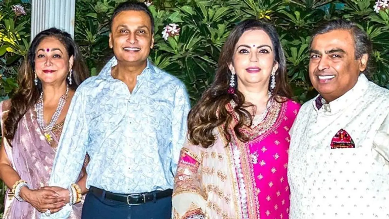 <p>మనదేశంలో అత్యంత కుభేరులు ఎవరు అనగానే.. ముందుగా అంబానీ పేరు వినపడుతుంది. ఇప్పుడంటే ముకేష్ అంబానీ టాప్.. అనీల్ అంబానీ కాస్త వెనకపడ్డాడు. కానీ... ఒకప్పుడు ఇద్దరూ నువ్వా.. నీనా అంటూ పోటీ పడేవారు.<br /> </p> <p>మనదేశంలో అత్యంత కుభేరులు ఎవరు అనగానే.. ముందుగా అంబానీ పేరు వినపడుతుంది. ఇప్పుడంటే ముకేష్ అంబానీ టాప్.. అనీల్ అంబానీ కాస్త వెనకపడ్డాడు. కానీ... ఒకప్పుడు ఇద్దరూ నువ్వా.. నీనా అంటూ పోటీ పడేవారు.<br /> </p>