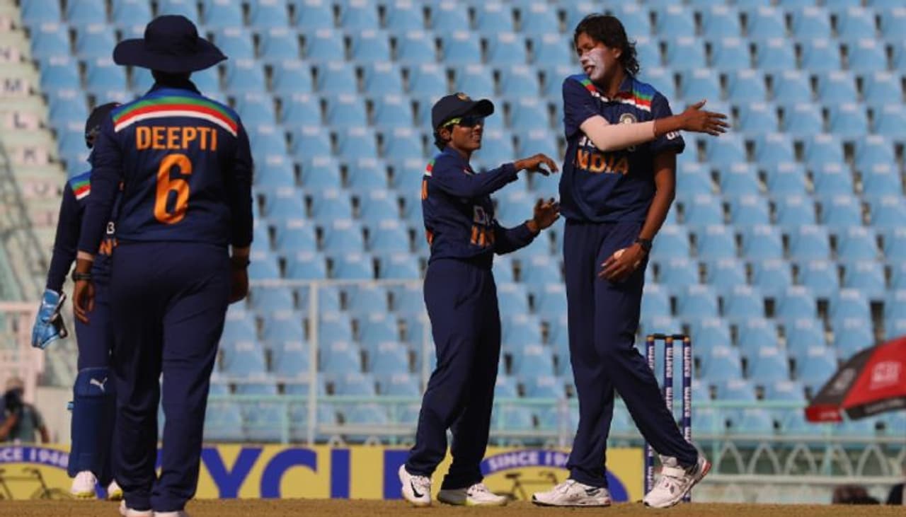 <p>సౌతాఫ్రికాతో జరిగిన వన్డే సిరీస్ను 4 1 తేడాతో కోల్పోయిన టీమిండియా, టీ20 సిరీస్ను కూడా పరాజయంతోనే ప్రారంభించింది. మొదటి టీ20లో 8 వికెట్ల తేడాతో విజయం సాధించింది సౌతాఫ్రికా మహిళా జట్టు. </p> <p>సౌతాఫ్రికాతో జరిగిన వన్డే సిరీస్ను 4 1 తేడాతో కోల్పోయిన టీమిండియా, టీ20 సిరీస్ను కూడా పరాజయంతోనే ప్రారంభించింది. మొదటి టీ20లో 8 వికెట్ల తేడాతో విజయం సాధించింది సౌతాఫ్రికా మహిళా జట్టు. </p>