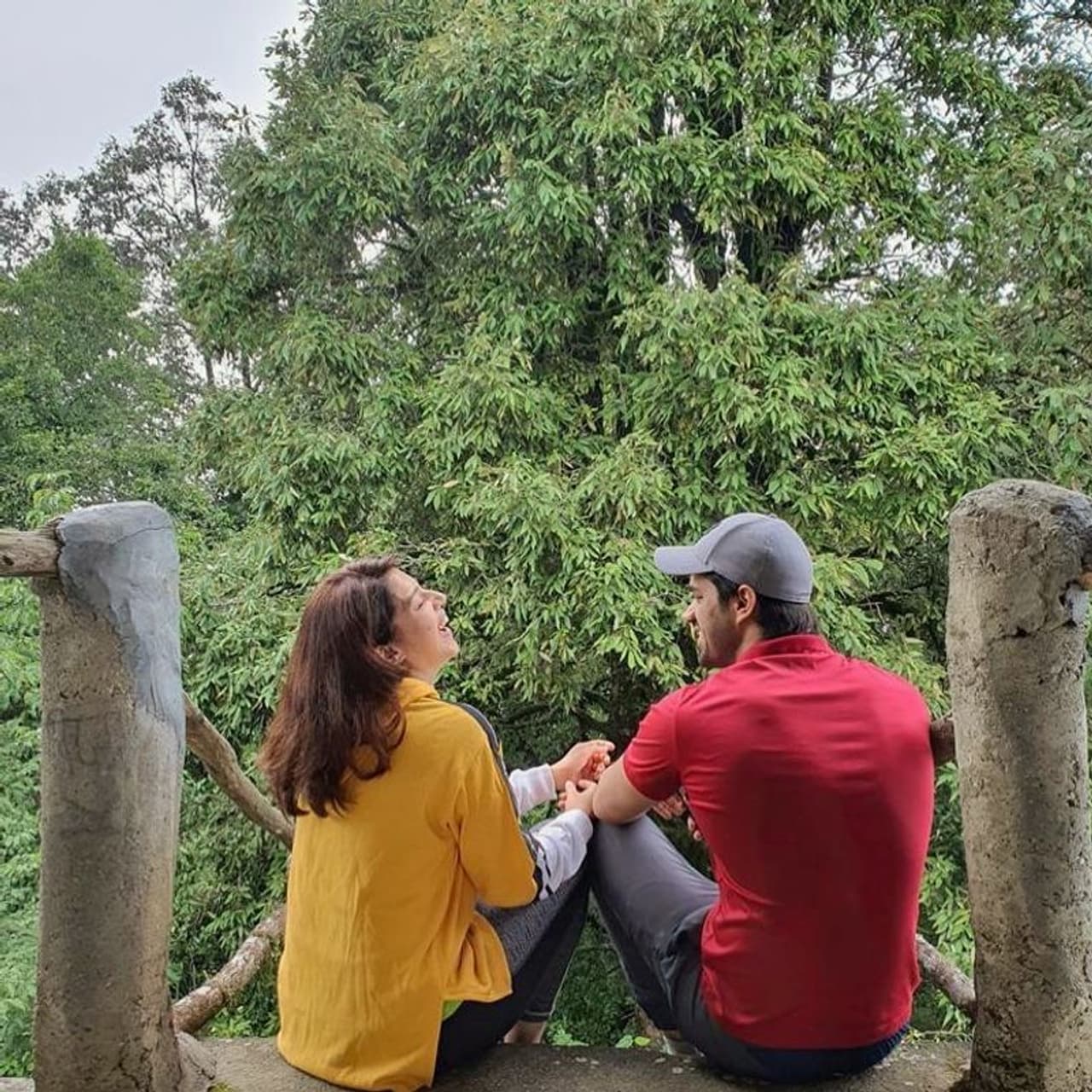 మెహరీన్ తన ప్రియుడు భవ్య బిష్ణోయ్ని వివాహం చేసుకోబోతుందట. ఆయన హర్యానా మాజీ ముఖ్యమంత్రి భజన్ లాల్ బిష్ణోయ్ మనవడు కావడం విశేషం. తను కూడా ఇప్పుడు రాజకీయ నాయకుడిగా, సామాజిక వేత్తగా రాణిస్తున్నారు. మెహరీన్ తన ప్రియుడు భవ్య బిష్ణోయ్ని వివాహం చేసుకోబోతుందట. ఆయన హర్యానా మాజీ ముఖ్యమంత్రి భజన్ లాల్ బిష్ణోయ్ మనవడు కావడం విశేషం. తను కూడా ఇప్పుడు రాజకీయ నాయకుడిగా, సామాజిక వేత్తగా రాణిస్తున్నారు.