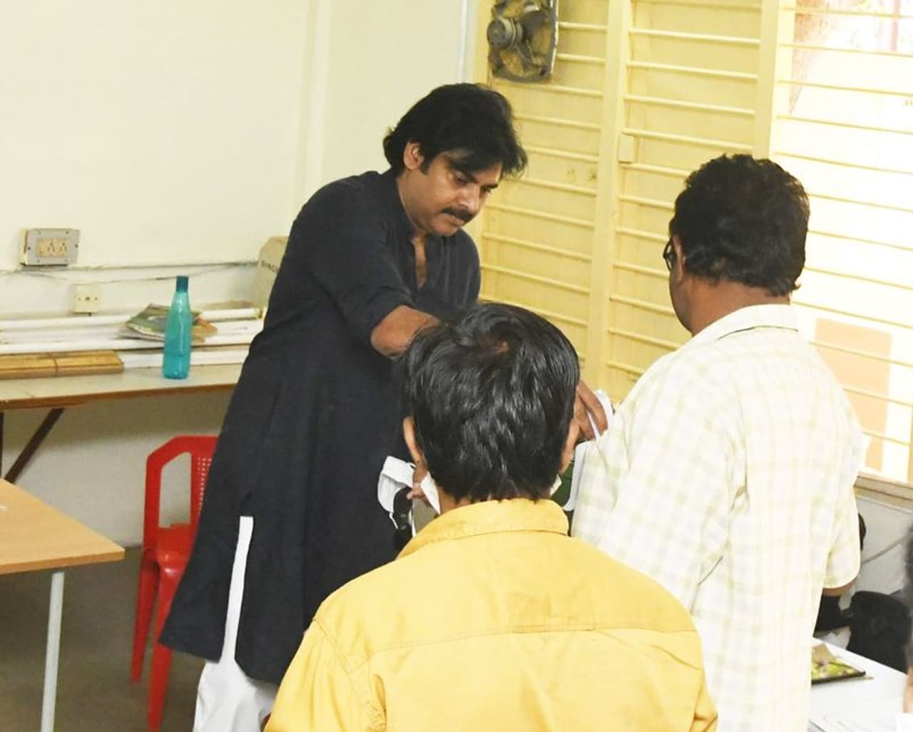 విజయవాడలో ఓటు హక్కును వినియోగించుకుంటున్న పవన్ కల్యాణ్ విజయవాడలో ఓటు హక్కును వినియోగించుకుంటున్న పవన్ కల్యాణ్