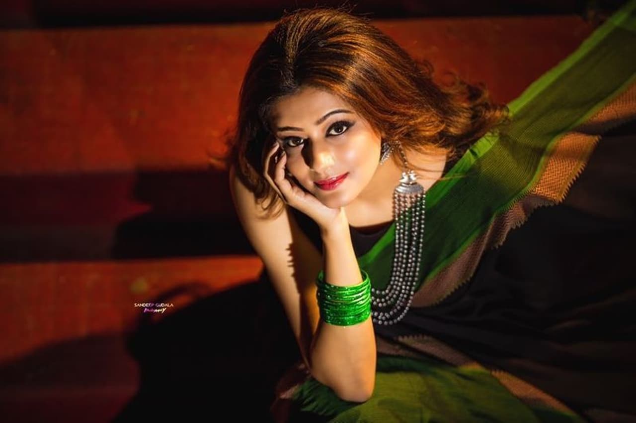 ప్రియమణి తాజాగా గ్రీన్ బార్డర్తో డిజైన్ చేసిన బ్లాక్ శారీలో రెడీ అయి ఫోటోలకు పోజులిచ్చింది. ప్రియమణి తాజాగా గ్రీన్ బార్డర్తో డిజైన్ చేసిన బ్లాక్ శారీలో రెడీ అయి ఫోటోలకు పోజులిచ్చింది.