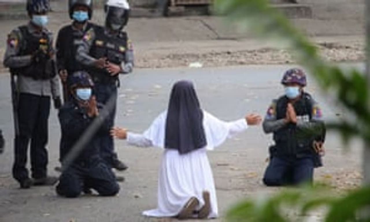 <p>ഒരേ സമയം മ്യാന്മാറിലെ പ്രക്ഷോഭകര്ക്ക് ശക്തിപകര്ന്നതും അതേ സമയം ലോകമൊട്ടുക്കുമുള്ള സമാധാനകാംഷികള്ക്ക് പ്രചോദനമാകുന്നതുമായ ഒരു ചിത്രം ഇന്നലെ മ്യാന്മാരില് നിന്നും ലോകമൊട്ടുക്കും സഞ്ചരിച്ചു. </p> <p>ഒരേ സമയം മ്യാന്മാറിലെ പ്രക്ഷോഭകര്ക്ക് ശക്തിപകര്ന്നതും അതേ സമയം ലോകമൊട്ടുക്കുമുള്ള സമാധാനകാംഷികള്ക്ക് പ്രചോദനമാകുന്നതുമായ ഒരു ചിത്രം ഇന്നലെ മ്യാന്മാരില് നിന്നും ലോകമൊട്ടുക്കും സഞ്ചരിച്ചു. </p>