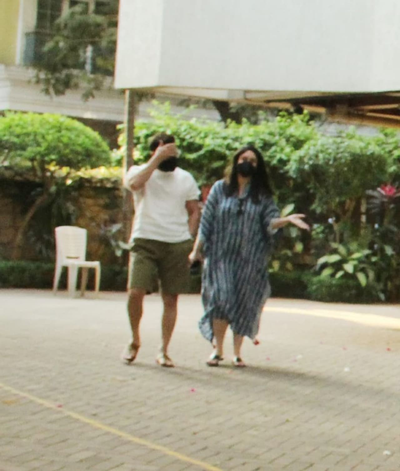 <p>ಬಾಲಿವುಡ್ ನಟಿ ಕರೀನಾ ಕಪೂರ್ ಎರಡನೇ ಮಗುವನ್ನು ಸ್ವಾಗತಿಸಿದ ನಂತರ ಮೊದಲ ಬಾರಿಗೆ ಹೊರಗೆ ಕಾಣಿಸಿಕೊಂಡಿದ್ದಾರೆ.</p> <p>ಬಾಲಿವುಡ್ ನಟಿ ಕರೀನಾ ಕಪೂರ್ ಎರಡನೇ ಮಗುವನ್ನು ಸ್ವಾಗತಿಸಿದ ನಂತರ ಮೊದಲ ಬಾರಿಗೆ ಹೊರಗೆ ಕಾಣಿಸಿಕೊಂಡಿದ್ದಾರೆ.</p>