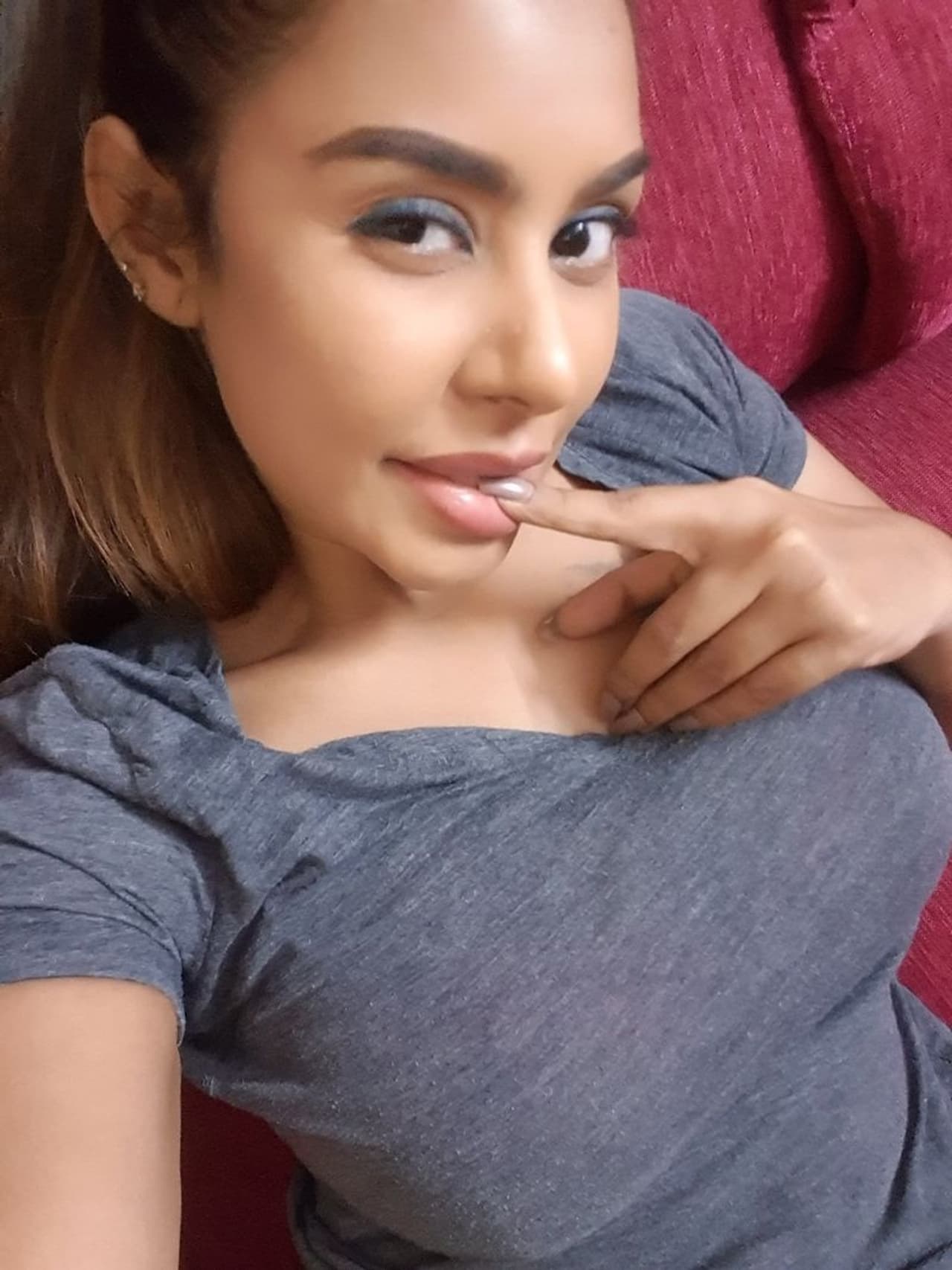 వివాదాస్పద నటి శ్రీరెడ్డి ఏ మాత్రం అవకాశం దొరికినా పవన్ కళ్యాణ్పై విరుచుకుపడుతుంది. తనకు కావాల్సిన అటెన్షన్ పొందుతుంది. తనకు ఎప్పుడు వార్తల్లో నిలవాలన్నా పవన్ని వాడుకుంటుందనే కామెంట్స్ వస్తున్నాయి. వివాదాస్పద నటి శ్రీరెడ్డి ఏ మాత్రం అవకాశం దొరికినా పవన్ కళ్యాణ్పై విరుచుకుపడుతుంది. తనకు కావాల్సిన అటెన్షన్ పొందుతుంది. తనకు ఎప్పుడు వార్తల్లో నిలవాలన్నా పవన్ని వాడుకుంటుందనే కామెంట్స్ వస్తున్నాయి.