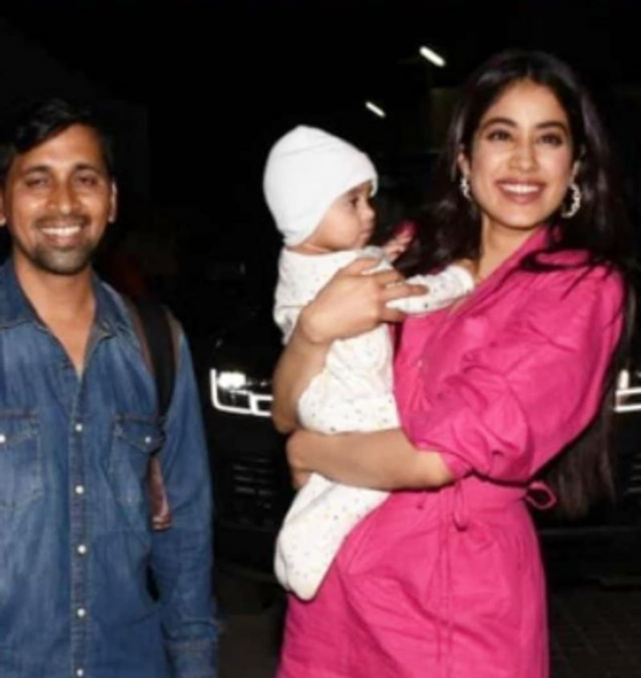 <p>ಬಾಲಿವುಡ್ ನಟಿ ಜಾಹ್ನವಿ ಕಪೂರ್ ಮುದ್ದು ಕಂದನ ಎತ್ತಿ ಆಡಿಸಿದ ಫೋಟೋಗಳು ವೈರಲ್ ಆಗುತ್ತಿವೆ.</p>