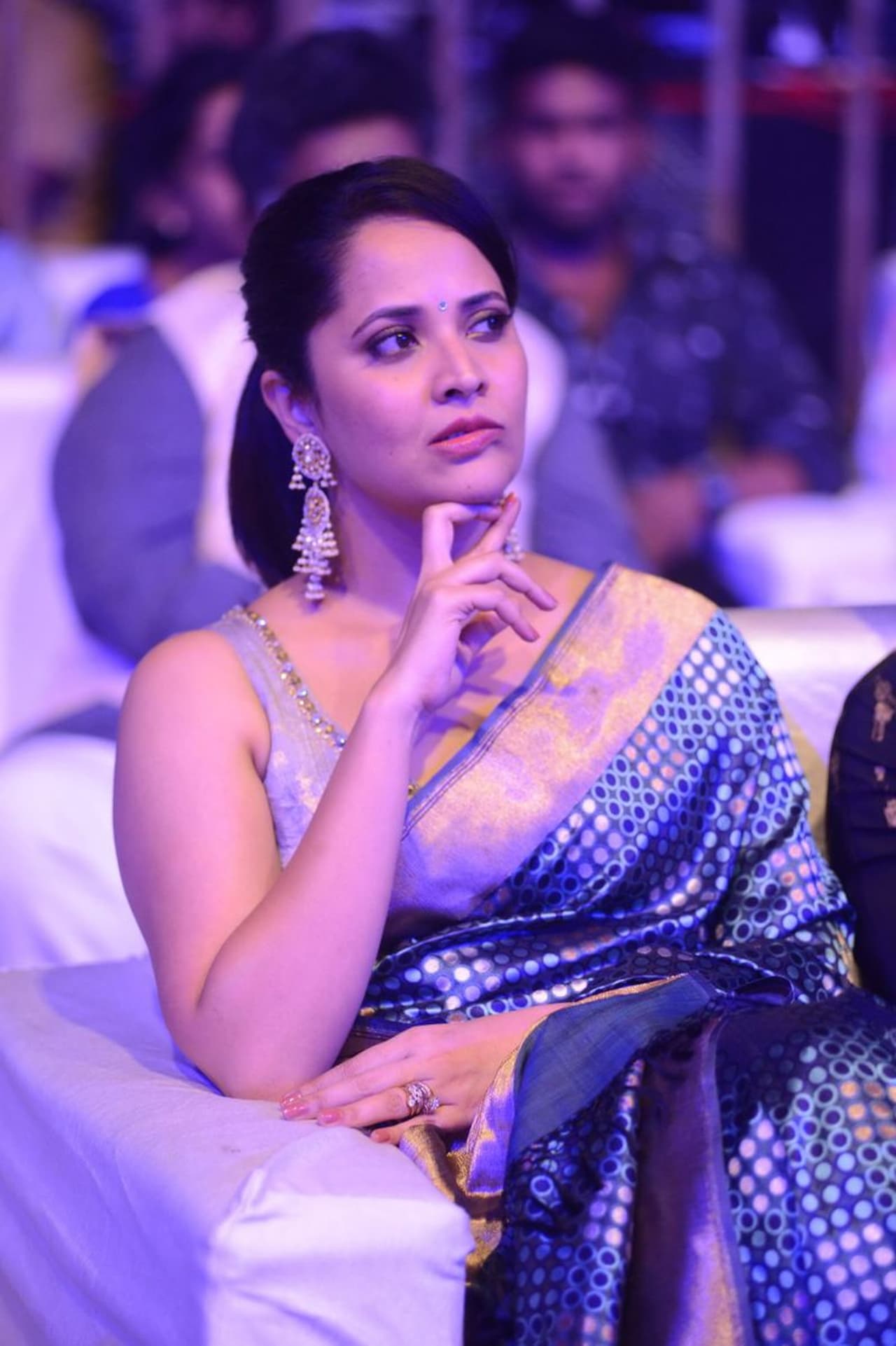 కెరీర్ లో మొదటిసారి ఐటెం సాంగ్ చేశారు అనసూయ. 'పైన పటారం లోన లొటారం' అంటూ సాగే ఐటెం నంబర్ లో కార్తికేయతో పాటు స్టెప్స్ వేశారు. కెరీర్ లో మొదటిసారి ఐటెం సాంగ్ చేశారు అనసూయ. 'పైన పటారం లోన లొటారం' అంటూ సాగే ఐటెం నంబర్ లో కార్తికేయతో పాటు స్టెప్స్ వేశారు.