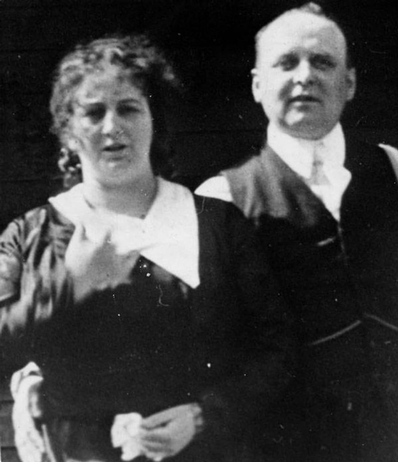 <p>മണിക്കൂറുകളോളം ജോലി ചെയ്യുന്ന ഒരു കഠിനാധ്വാനിയും ജോലിയില് വിജയിയുമായിരുന്നു ഫ്രെഡ്. പക്ഷേ, ഡോളിക്ക് ഒരുപാട് ആഗ്രഹങ്ങളും മോഹങ്ങളുമുണ്ടായിരുന്നു. എന്നാല്, ഒന്നുകില് ഫ്രെഡ് തിരക്കിലായിരുന്നു, അല്ലെങ്കില് വളരെയധികം മദ്യപിച്ചിരുന്നു. അതിനാല്ത്തന്നെ ഡോളിയുടെ ആഗ്രഹങ്ങളൊന്നും വേണ്ട പോലെ പരിഗണിക്കാന് അയാള്ക്കായിരുന്നില്ല. </p> <p>മണിക്കൂറുകളോളം ജോലി ചെയ്യുന്ന ഒരു കഠിനാധ്വാനിയും ജോലിയില് വിജയിയുമായിരുന്നു ഫ്രെഡ്. പക്ഷേ, ഡോളിക്ക് ഒരുപാട് ആഗ്രഹങ്ങളും മോഹങ്ങളുമുണ്ടായിരുന്നു. എന്നാല്, ഒന്നുകില് ഫ്രെഡ് തിരക്കിലായിരുന്നു, അല്ലെങ്കില് വളരെയധികം മദ്യപിച്ചിരുന്നു. അതിനാല്ത്തന്നെ ഡോളിയുടെ ആഗ്രഹങ്ങളൊന്നും വേണ്ട പോലെ പരിഗണിക്കാന് അയാള്ക്കായിരുന്നില്ല. </p>