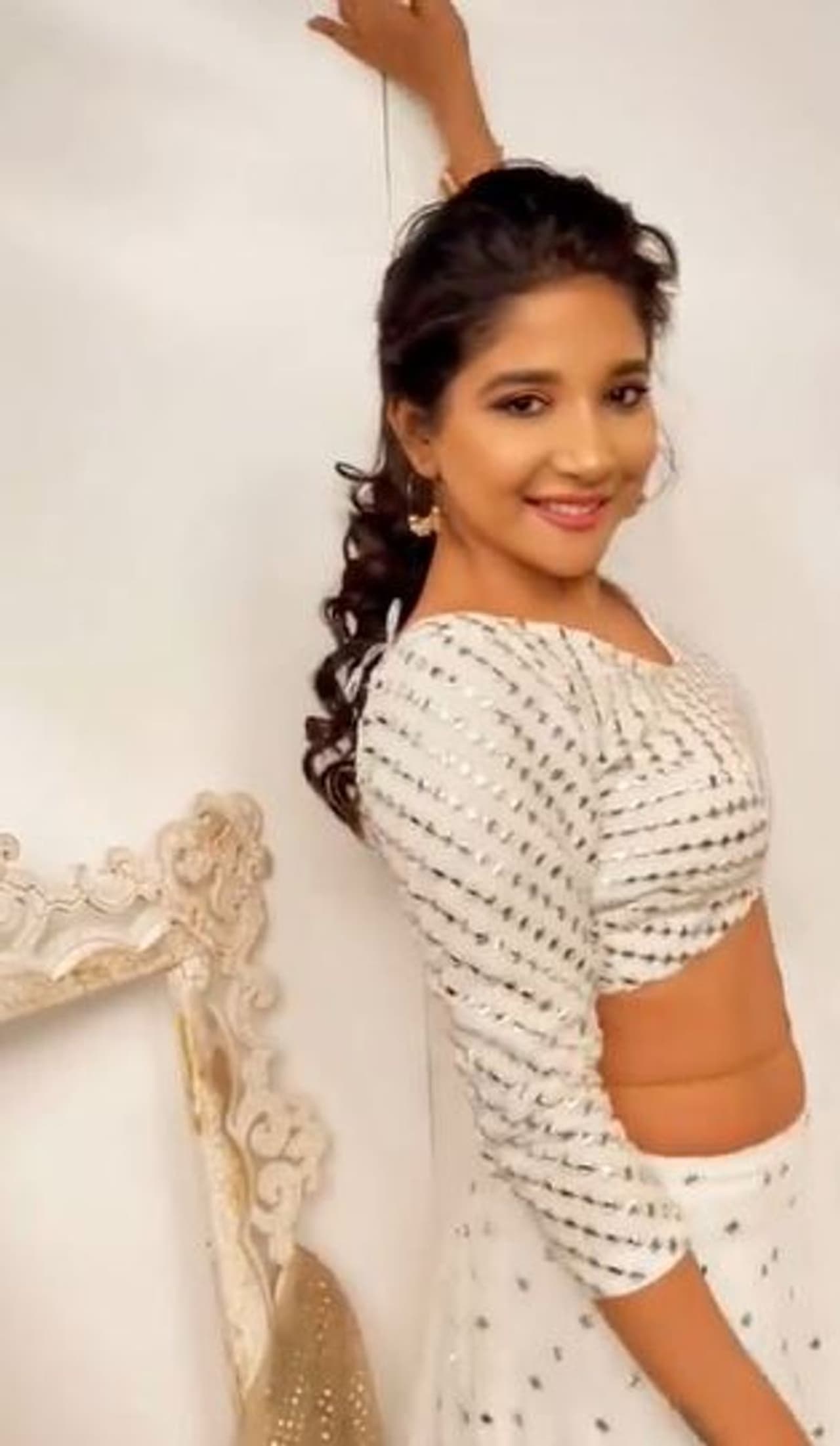 <p>விஜய் தொலைக்காட்சியில் ஒளிபரப்பான பிக்பாஸ் நிகழ்ச்சி மூலமாக பிரபலமானவர் சாக்ஷி அகர்வால். அதற்கு முன்னதாக ‘காலா’,‘விஸ்வாசம்’ என டாப் ஸ்டார்களின் படங்களில் தலை காட்டி இருந்தாலும் சாக்ஷிக்கு அட்ரஸ் கொடுத்தது என்னவோ பிக்பாஸ் நிகழ்ச்சி தான்.</p> <p>விஜய் தொலைக்காட்சியில் ஒளிபரப்பான பிக்பாஸ் நிகழ்ச்சி மூலமாக பிரபலமானவர் சாக்ஷி அகர்வால். அதற்கு முன்னதாக ‘காலா’,‘விஸ்வாசம்’ என டாப் ஸ்டார்களின் படங்களில் தலை காட்டி இருந்தாலும் சாக்ஷிக்கு அட்ரஸ் கொடுத்தது என்னவோ பிக்பாஸ் நிகழ்ச்சி தான்.</p>