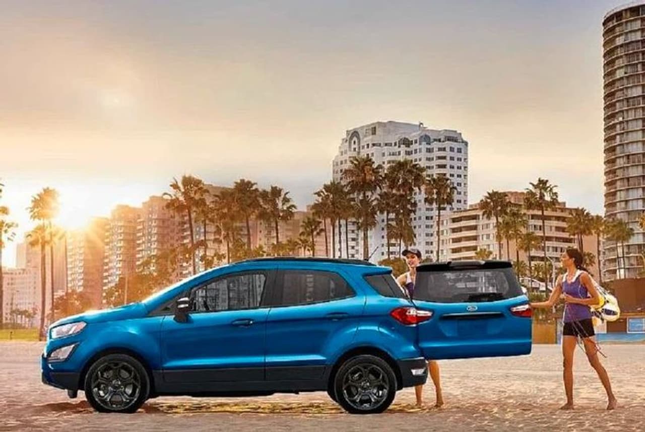 <p><strong>కొత్త లుక్ అండ్ డిజైన్ </strong><br />కొత్త ఫోర్డ్ ఎకోస్పోర్ట్ ఎస్ఈ డిజైన్ అమెరికన్ అండ్ యూరోపియన్ మార్కెట్లలో విక్రయించే మోడళ్ల లాగా ఉంటుంది. ఈ మార్కెట్లలో విక్రయించే మోడళ్లలో బ్యాక్ మౌంటెడ్ స్పేర్ వీల్స్ ఉండదు. ఈ సబ్ కాంపాక్ట్ ఎస్యూవీకి కొత్త డ్యూయల్ టోన్ రియర్ బంపర్ లభిస్తుంది. దీని ముందు భాగంలో గ్రిల్, 16 అంగుళాల అల్లాయ్ వీల్స్ లభిస్తాయి.<br /> </p> <p><strong>కొత్త లుక్ అండ్ డిజైన్ </strong><br />కొత్త ఫోర్డ్ ఎకోస్పోర్ట్ ఎస్ఈ డిజైన్ అమెరికన్ అండ్ యూరోపియన్ మార్కెట్లలో విక్రయించే మోడళ్ల లాగా ఉంటుంది. ఈ మార్కెట్లలో విక్రయించే మోడళ్లలో బ్యాక్ మౌంటెడ్ స్పేర్ వీల్స్ ఉండదు. ఈ సబ్ కాంపాక్ట్ ఎస్యూవీకి కొత్త డ్యూయల్ టోన్ రియర్ బంపర్ లభిస్తుంది. దీని ముందు భాగంలో గ్రిల్, 16 అంగుళాల అల్లాయ్ వీల్స్ లభిస్తాయి.<br /> </p>