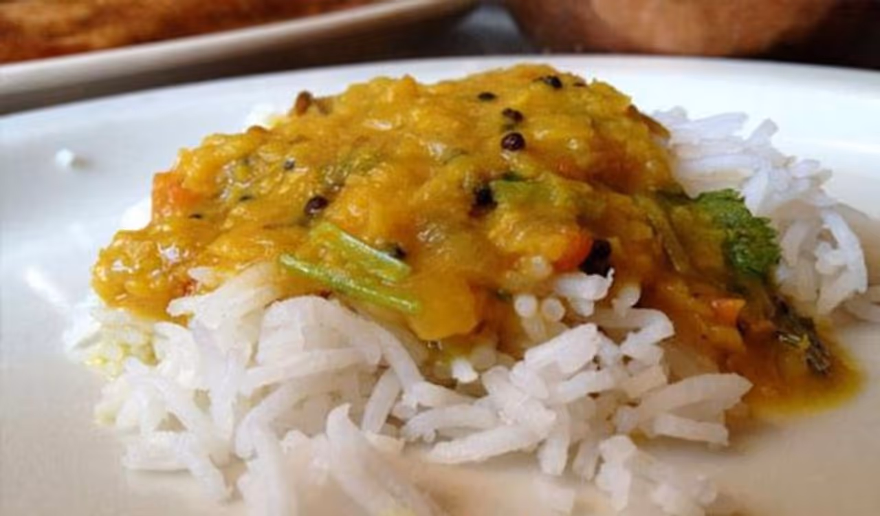 <p style="text align: justify;">ಈ ಅಭ್ಯಾಸಗಳು ದುರಾದೃಷ್ಟವನ್ನು ಉಂಟು ಮಾಡುತ್ತವೆ &nbsp;<br />ಊಟ ಮಾಡಿದ ನಂತರ ತಟ್ಟೆ ಅಥವಾ ಉಳಿದ ಭಕ್ಷ್ಯಗಳನ್ನು ಅಲ್ಲಿಯೇ ಬಿಡುವುದು ಶನಿ ಮತ್ತು ಚಂದ್ರನ ಮೇಲೆ ಪರಿಣಾಮ ಬೀರುತ್ತದೆ. ಅಂತಹ ಅಭ್ಯಾಸಗಳನ್ನು ಹೊಂದಿರುವ ಜನರು ಹೆಚ್ಚು ಶ್ರಮಪಟ್ಟು ಕೆಲಸ ಮಾಡಿದ ನಂತರವೂ ಕಡಿಮೆ ಫಲ ಪಡೆಯುತ್ತಾರೆ.</p>